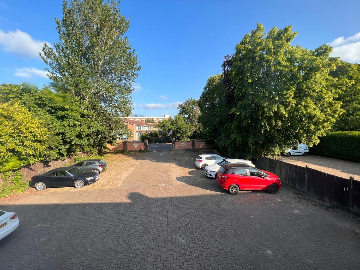All Seasons Gatwick Guest House & Parking ฮอร์เลย์ ภายนอก รูปภาพ