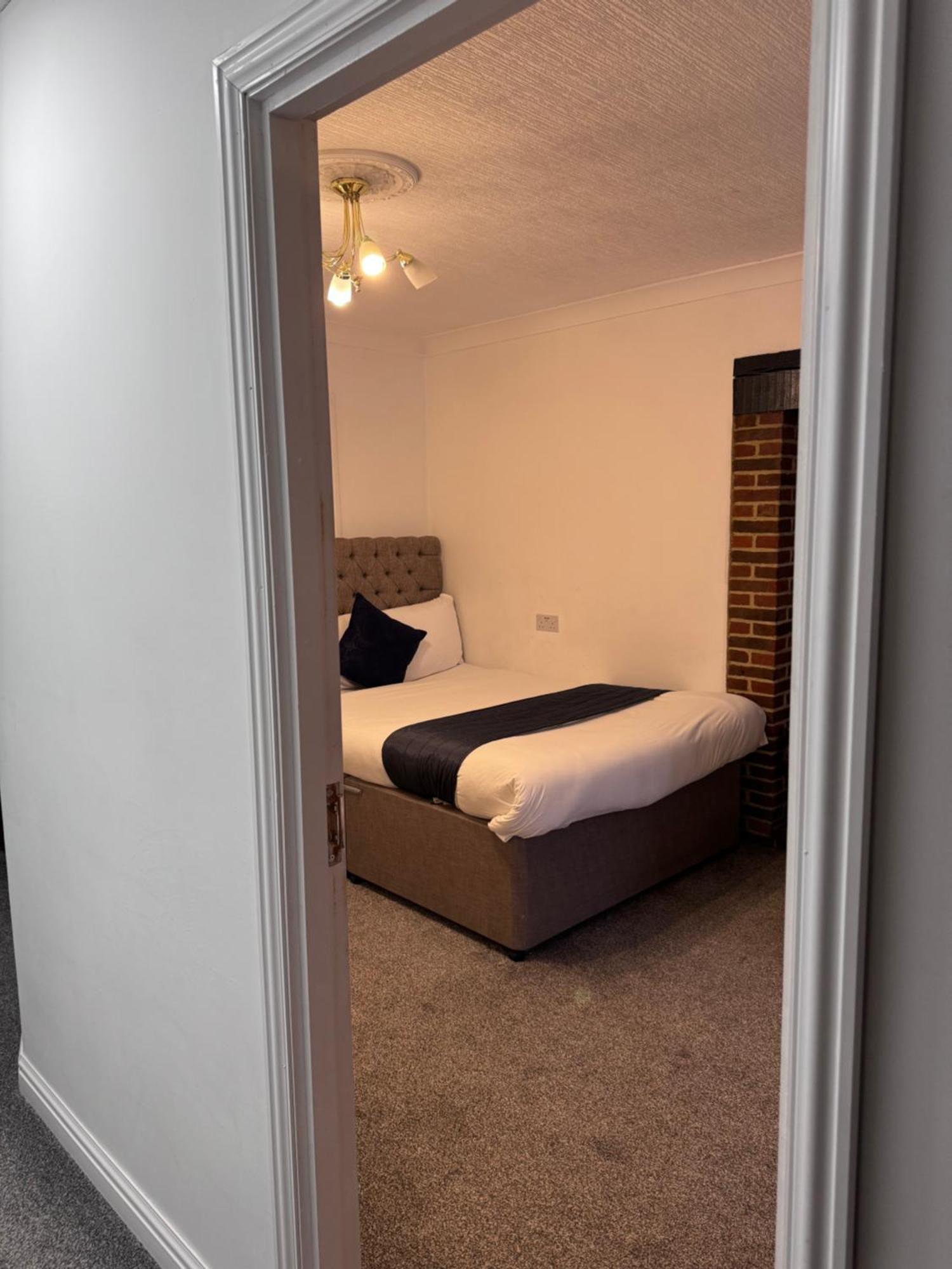 All Seasons Gatwick Guest House & Parking ฮอร์เลย์ ภายนอก รูปภาพ