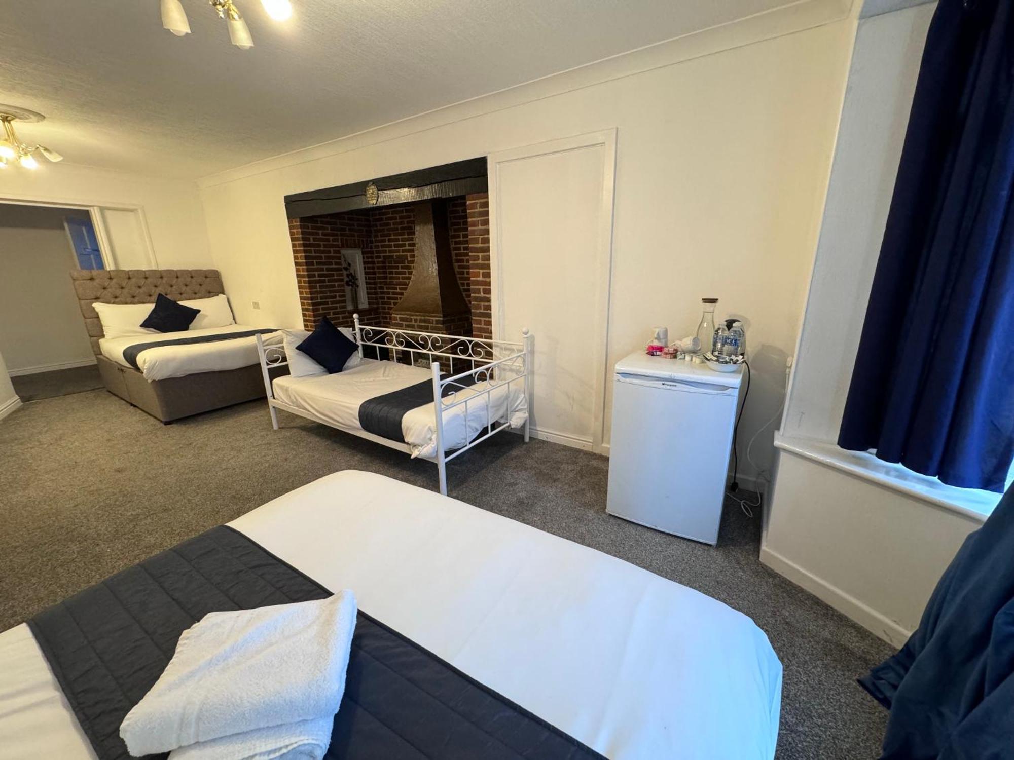 All Seasons Gatwick Guest House & Parking ฮอร์เลย์ ภายนอก รูปภาพ