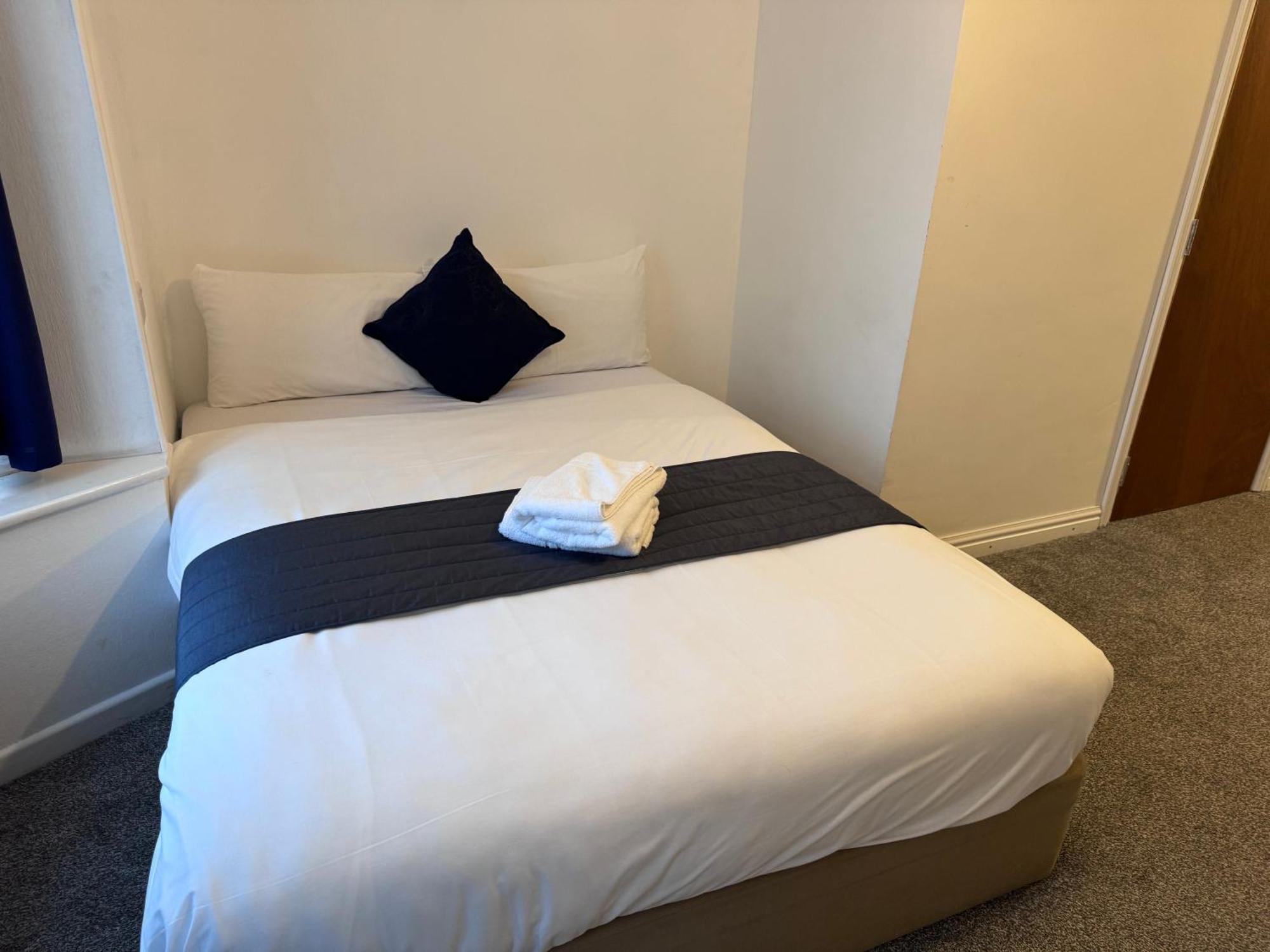 All Seasons Gatwick Guest House & Parking ฮอร์เลย์ ภายนอก รูปภาพ