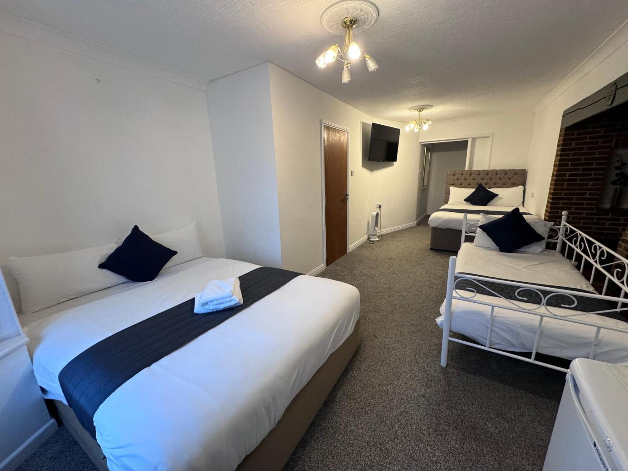 All Seasons Gatwick Guest House & Parking ฮอร์เลย์ ภายนอก รูปภาพ