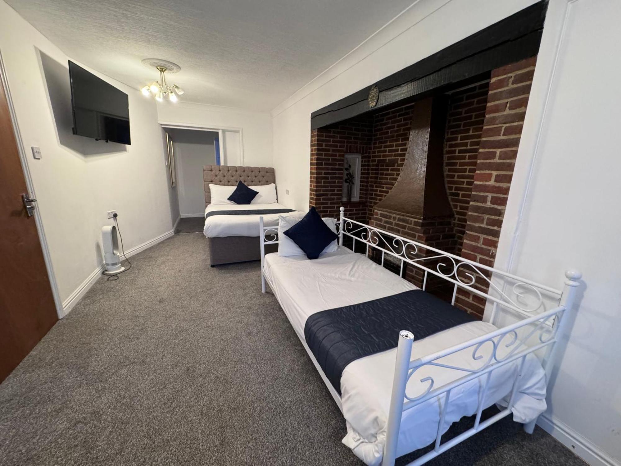 All Seasons Gatwick Guest House & Parking ฮอร์เลย์ ภายนอก รูปภาพ