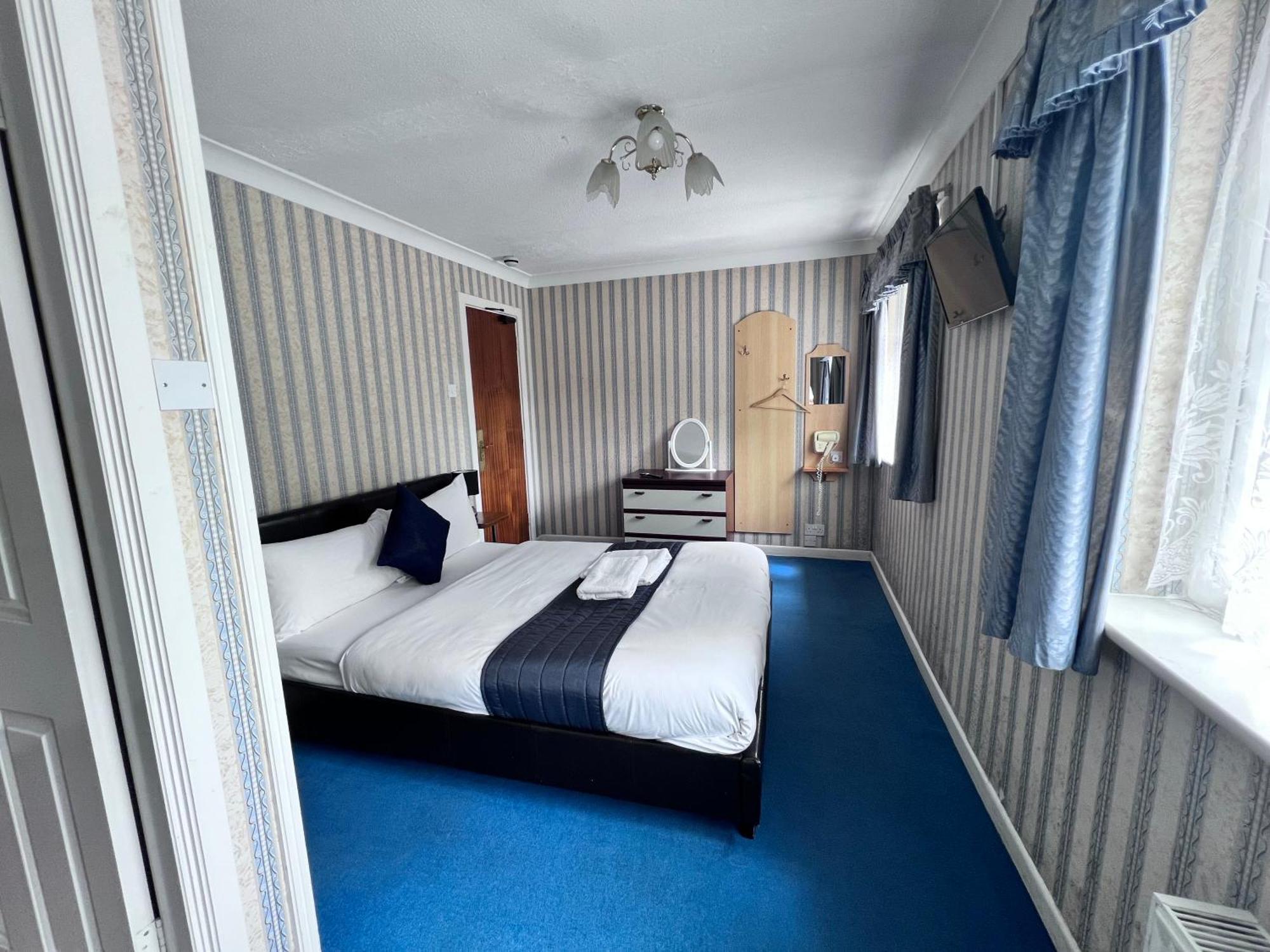 All Seasons Gatwick Guest House & Parking ฮอร์เลย์ ภายนอก รูปภาพ