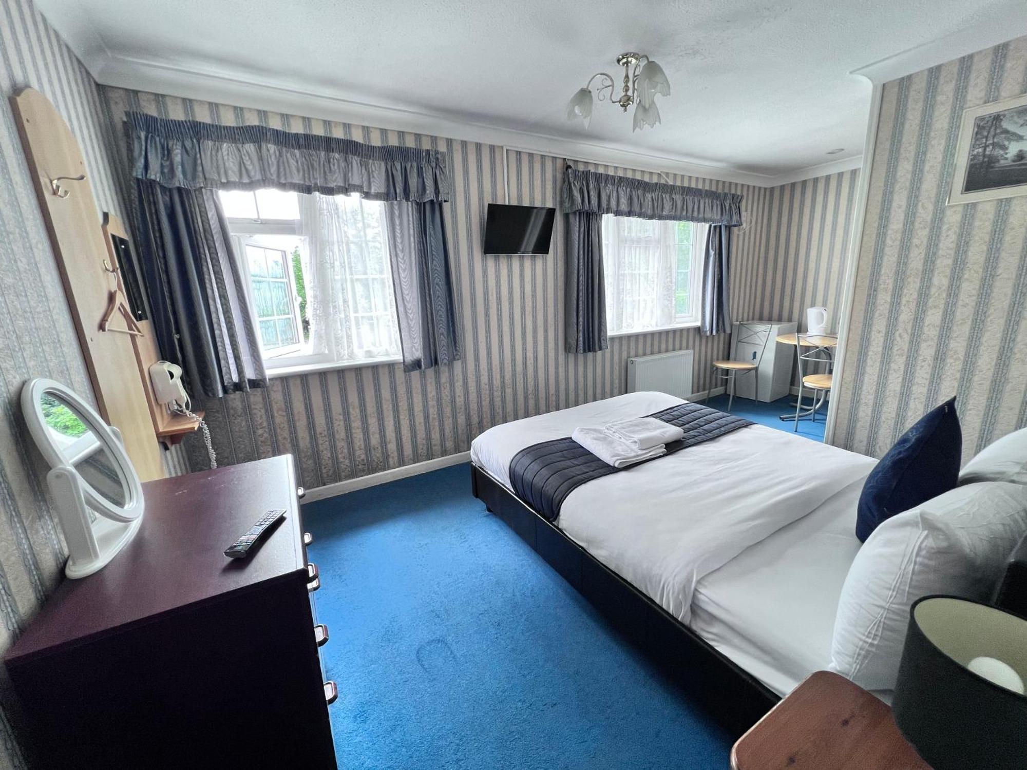 All Seasons Gatwick Guest House & Parking ฮอร์เลย์ ภายนอก รูปภาพ