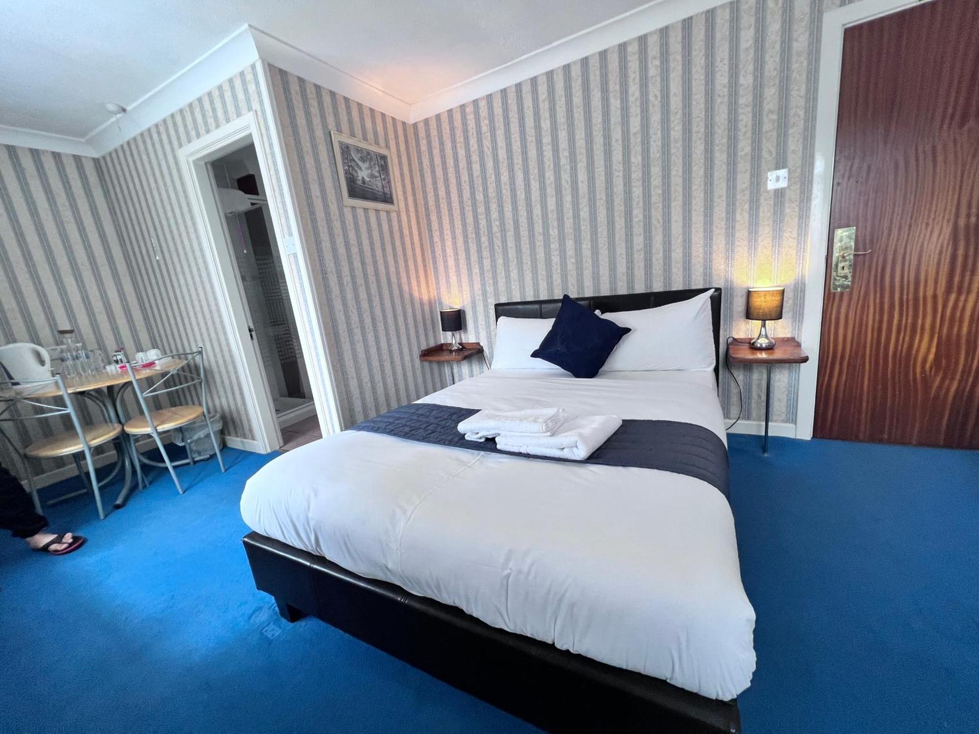 All Seasons Gatwick Guest House & Parking ฮอร์เลย์ ภายนอก รูปภาพ