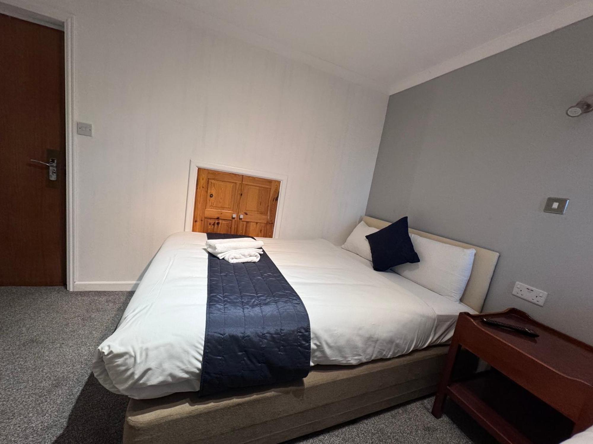 All Seasons Gatwick Guest House & Parking ฮอร์เลย์ ภายนอก รูปภาพ