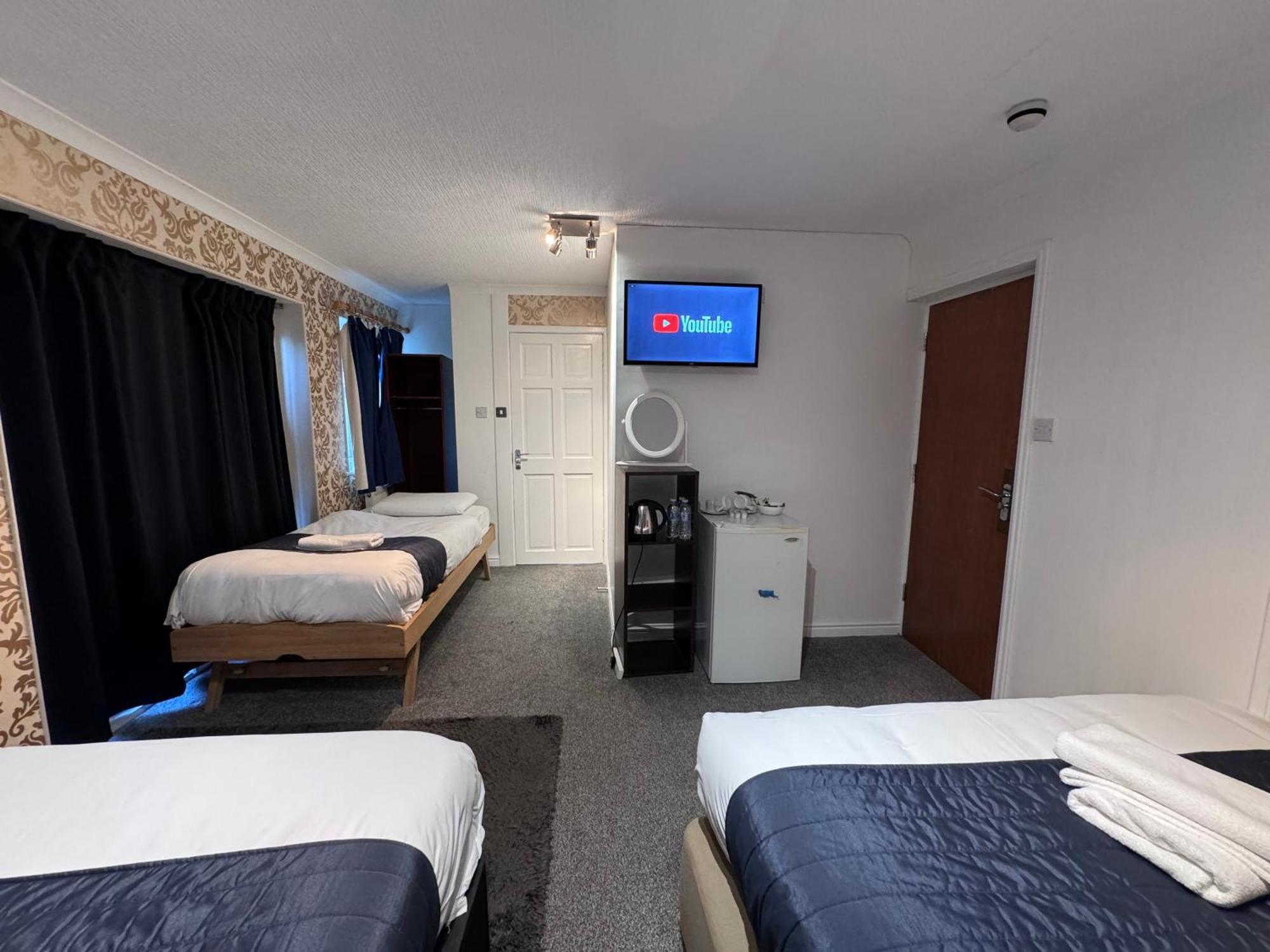All Seasons Gatwick Guest House & Parking ฮอร์เลย์ ภายนอก รูปภาพ