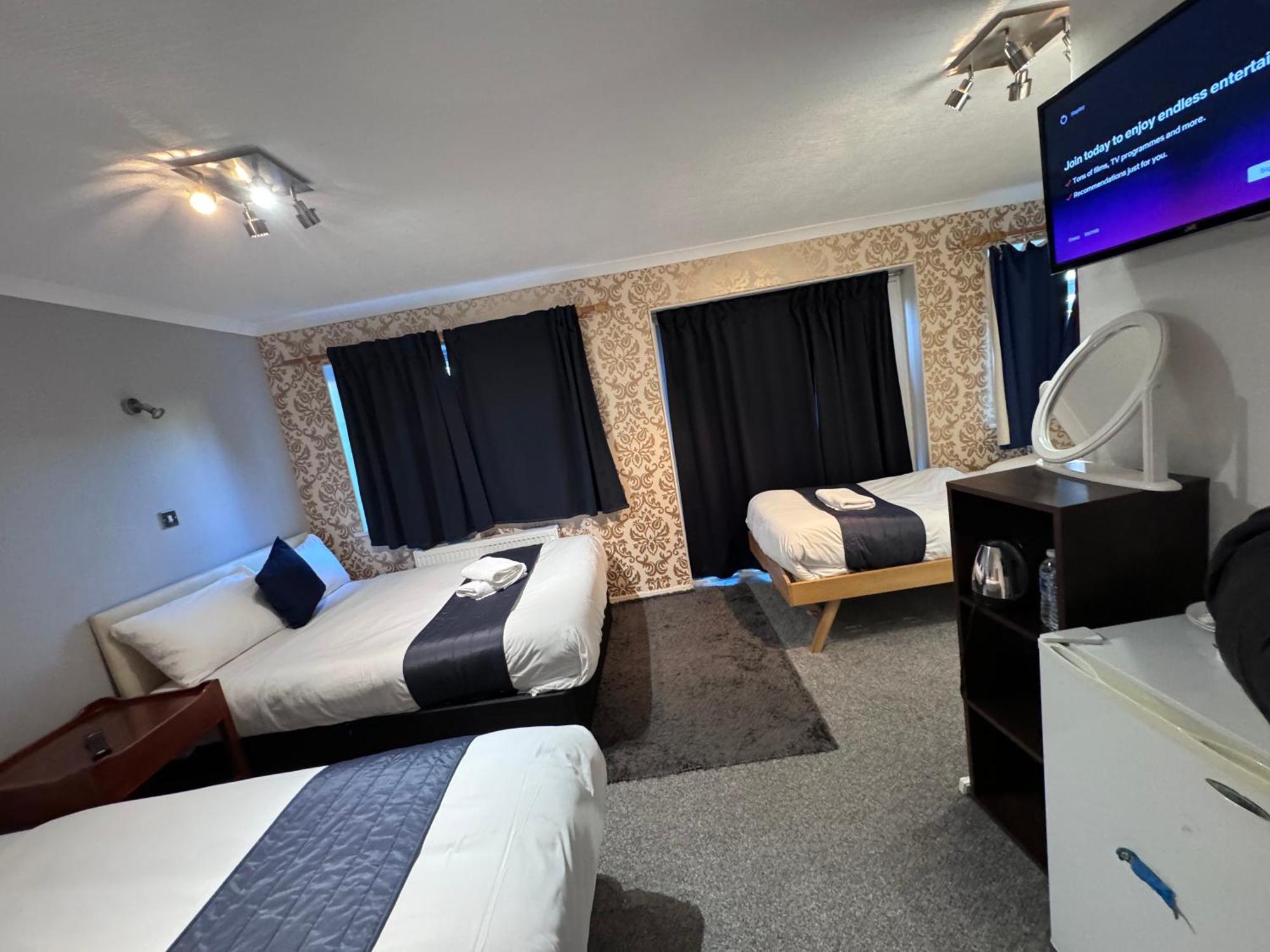 All Seasons Gatwick Guest House & Parking ฮอร์เลย์ ภายนอก รูปภาพ