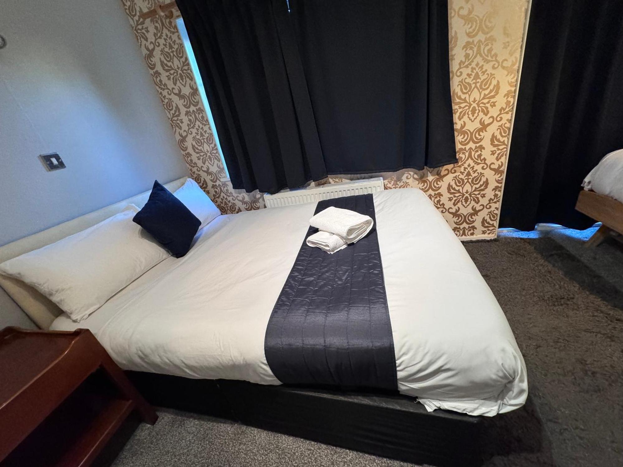 All Seasons Gatwick Guest House & Parking ฮอร์เลย์ ภายนอก รูปภาพ