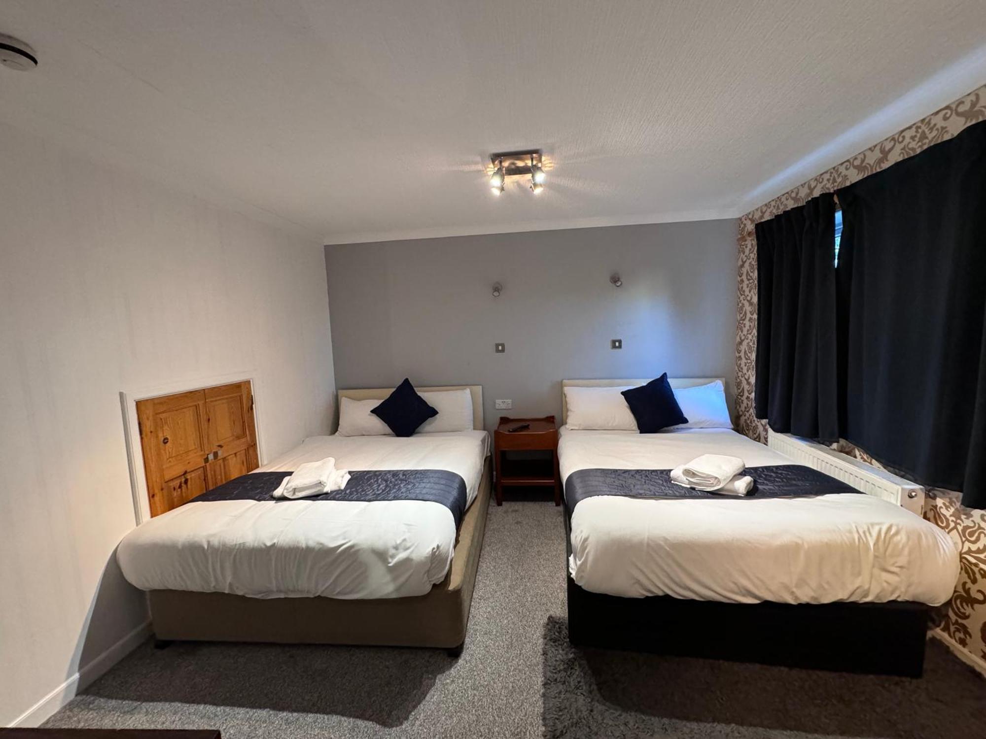 All Seasons Gatwick Guest House & Parking ฮอร์เลย์ ภายนอก รูปภาพ