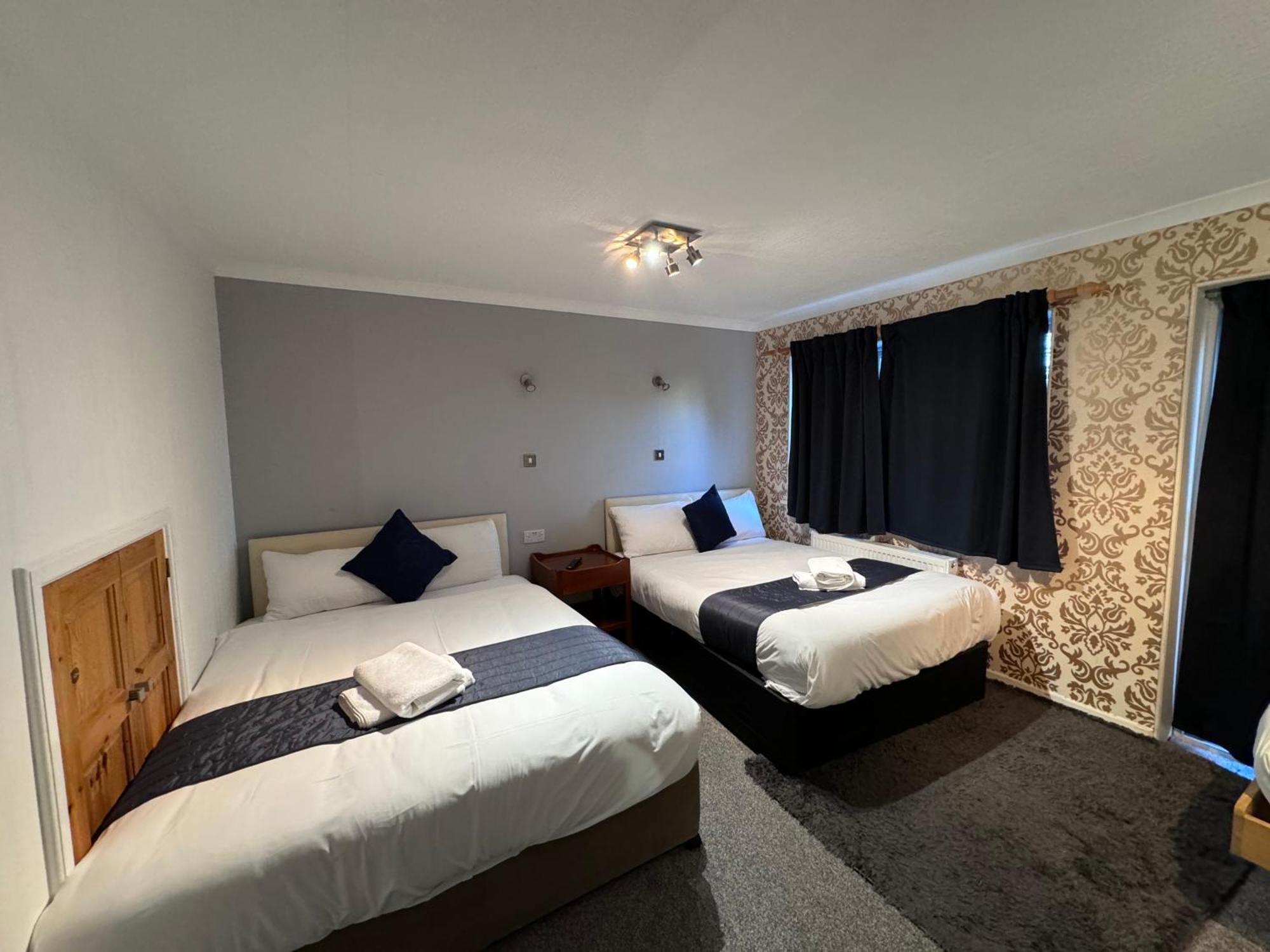 All Seasons Gatwick Guest House & Parking ฮอร์เลย์ ภายนอก รูปภาพ