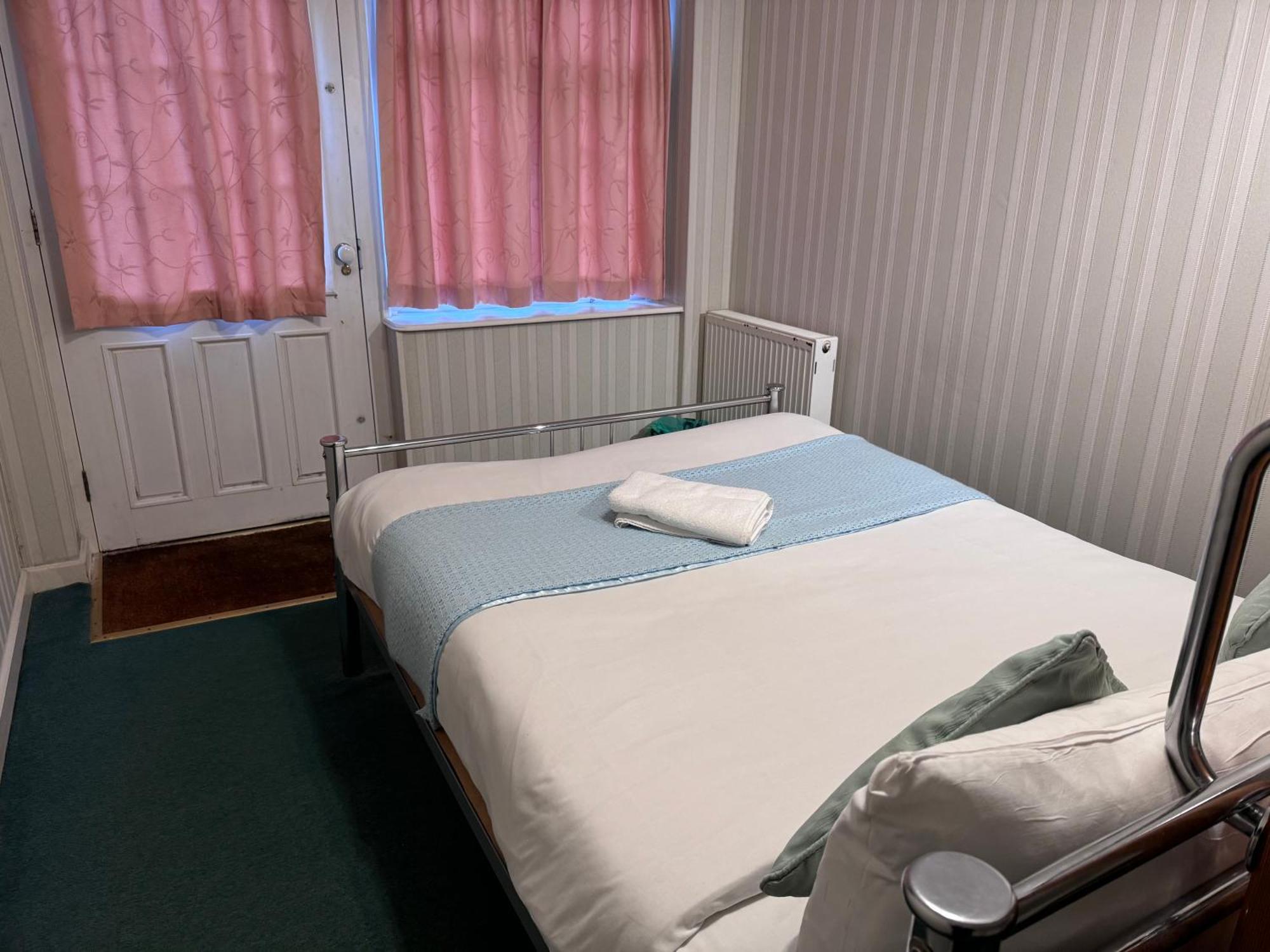 All Seasons Gatwick Guest House & Parking ฮอร์เลย์ ภายนอก รูปภาพ