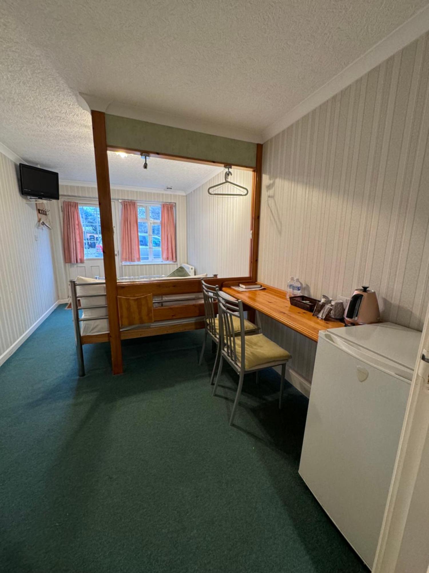 All Seasons Gatwick Guest House & Parking ฮอร์เลย์ ภายนอก รูปภาพ