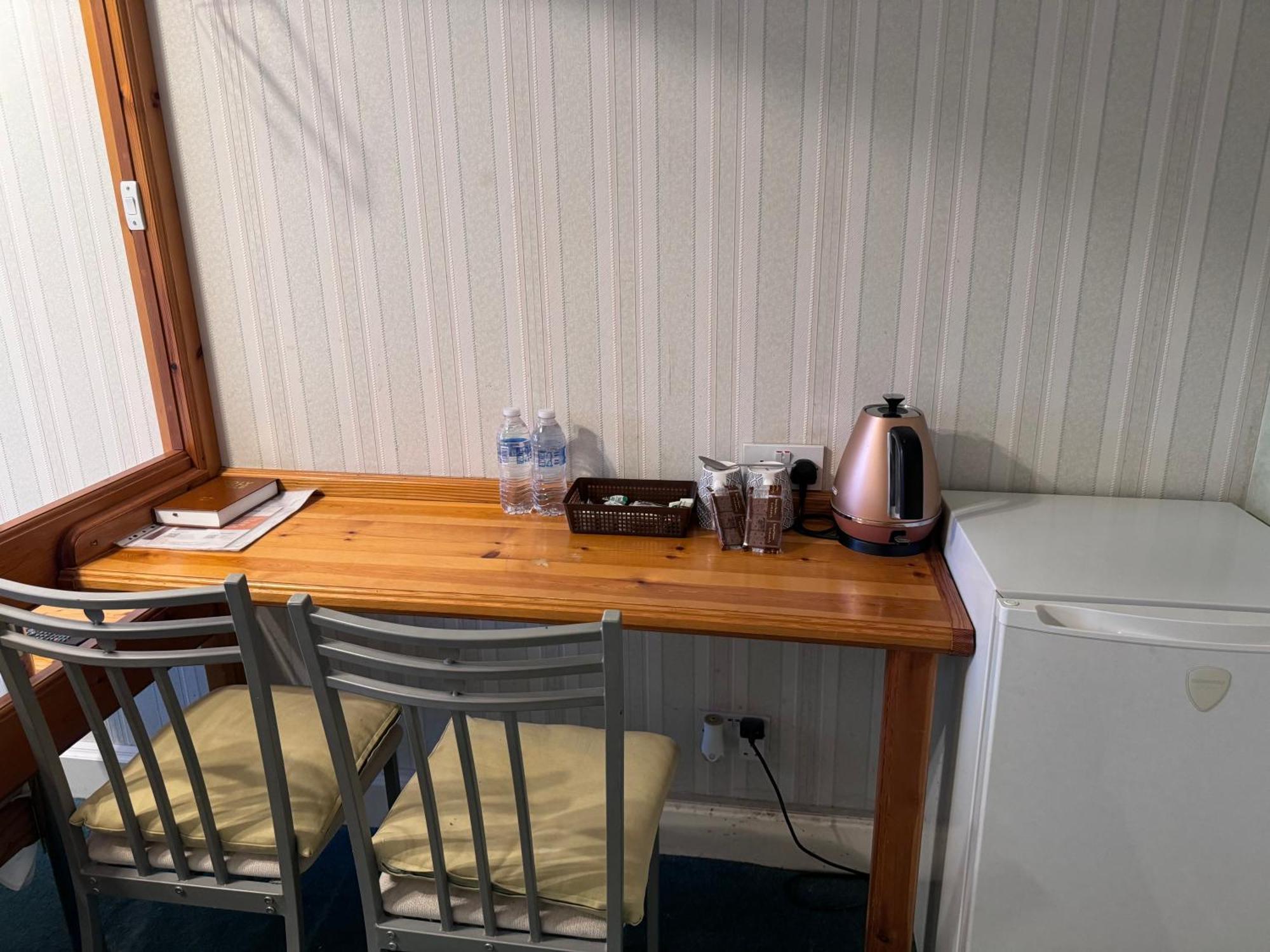 All Seasons Gatwick Guest House & Parking ฮอร์เลย์ ภายนอก รูปภาพ