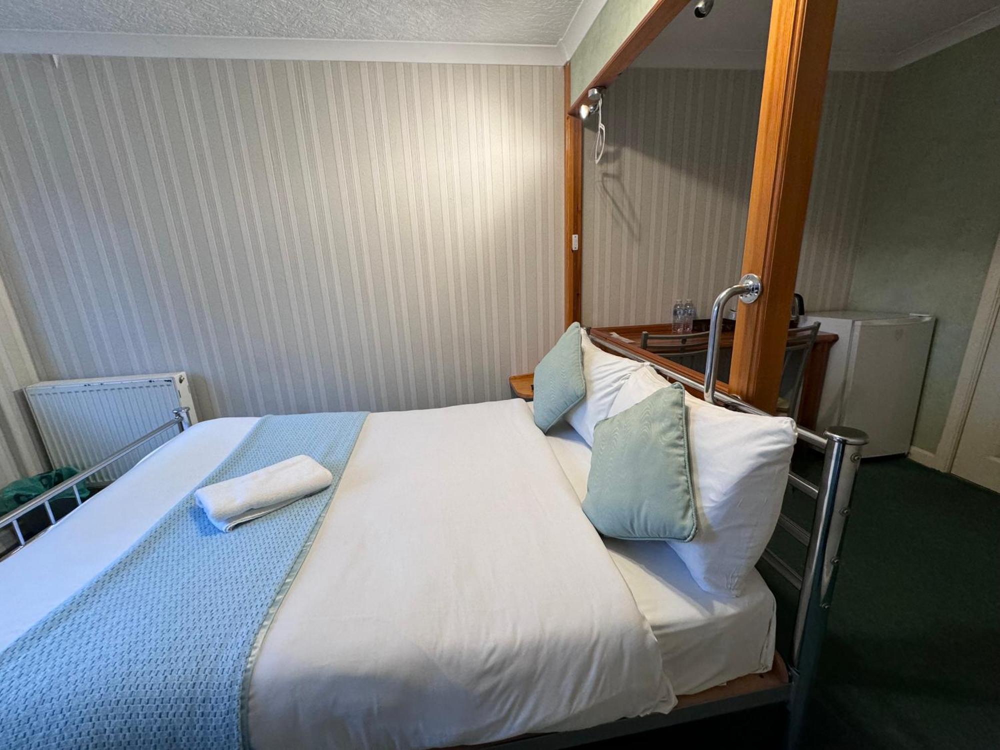 All Seasons Gatwick Guest House & Parking ฮอร์เลย์ ภายนอก รูปภาพ