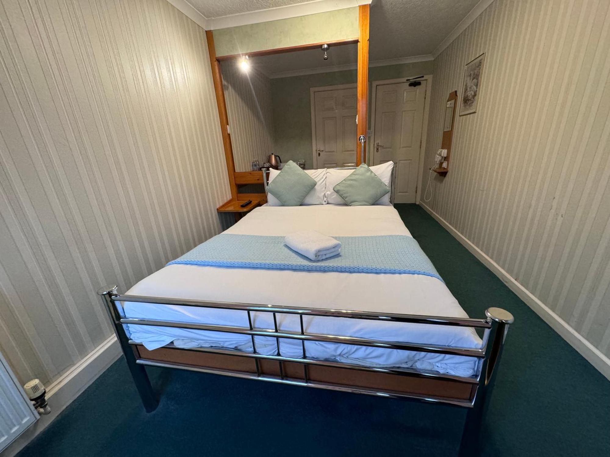 All Seasons Gatwick Guest House & Parking ฮอร์เลย์ ภายนอก รูปภาพ