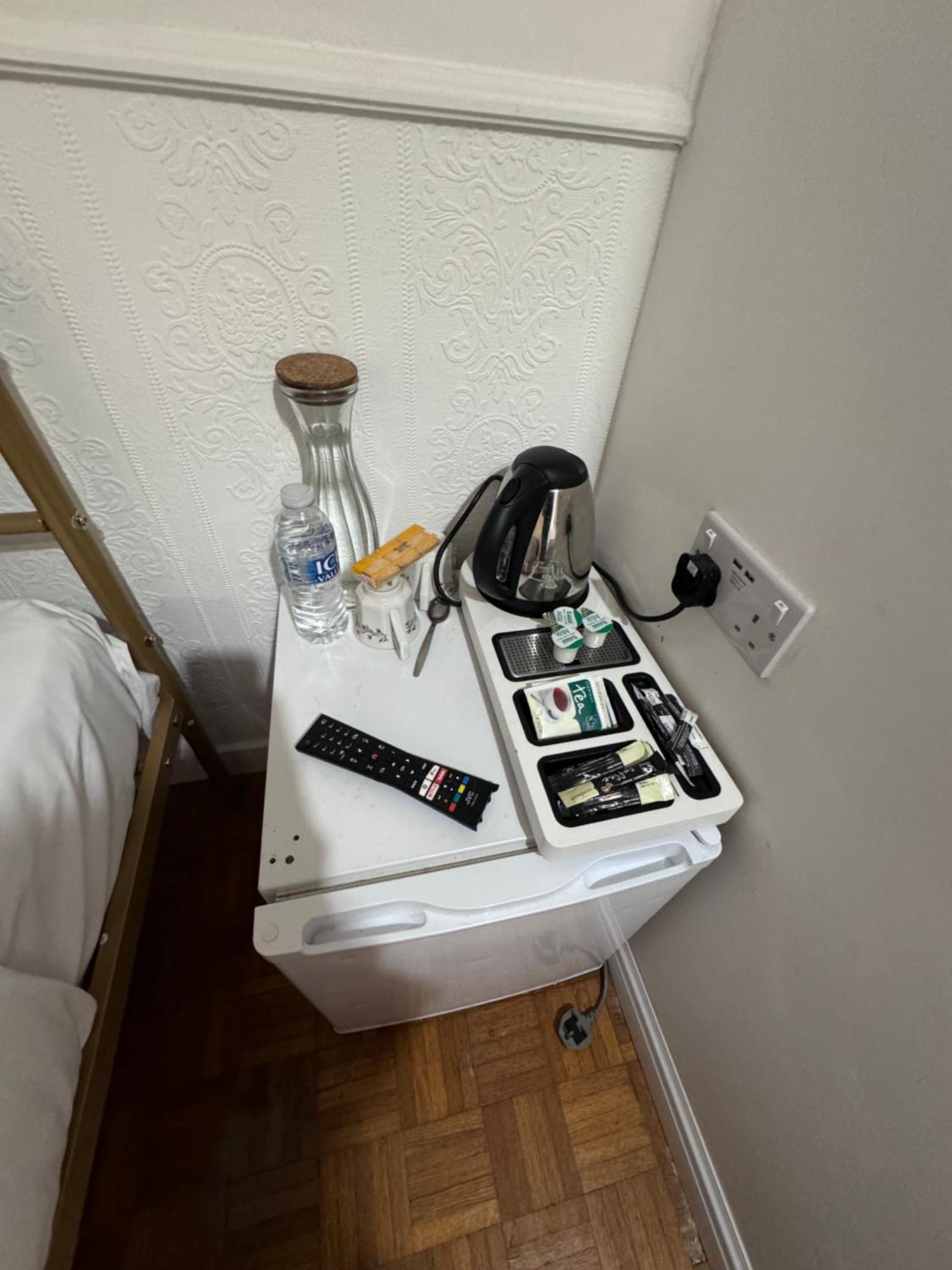All Seasons Gatwick Guest House & Parking ฮอร์เลย์ ภายนอก รูปภาพ