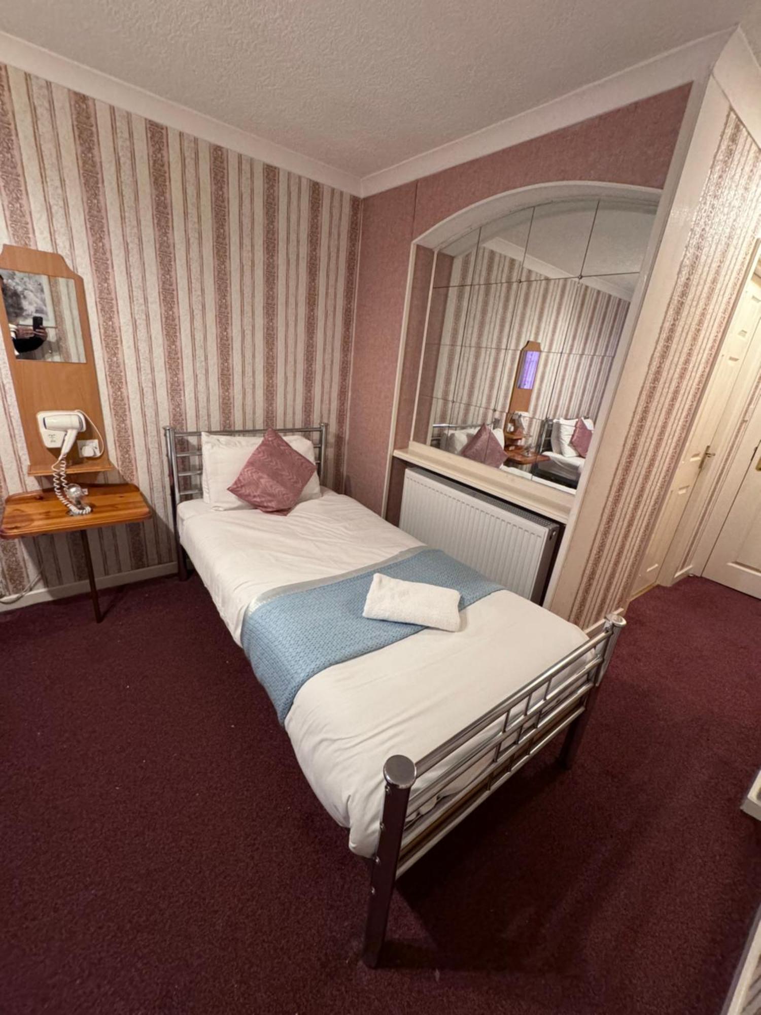All Seasons Gatwick Guest House & Parking ฮอร์เลย์ ภายนอก รูปภาพ