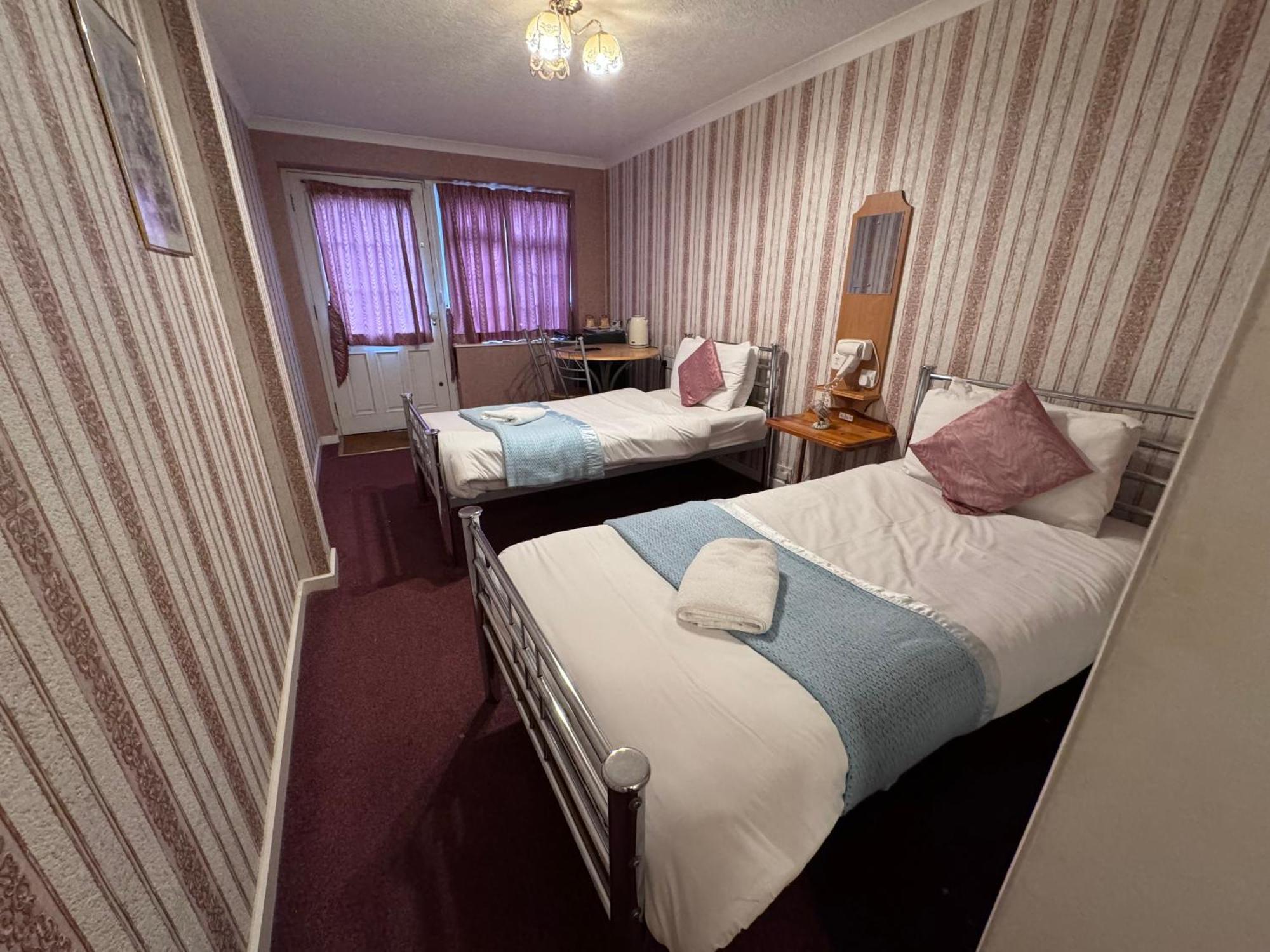 All Seasons Gatwick Guest House & Parking ฮอร์เลย์ ภายนอก รูปภาพ