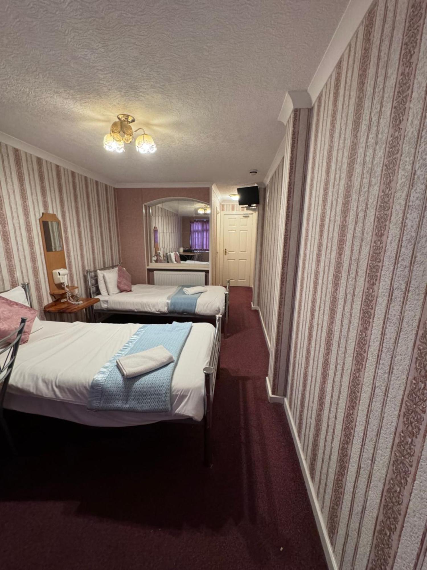 All Seasons Gatwick Guest House & Parking ฮอร์เลย์ ภายนอก รูปภาพ