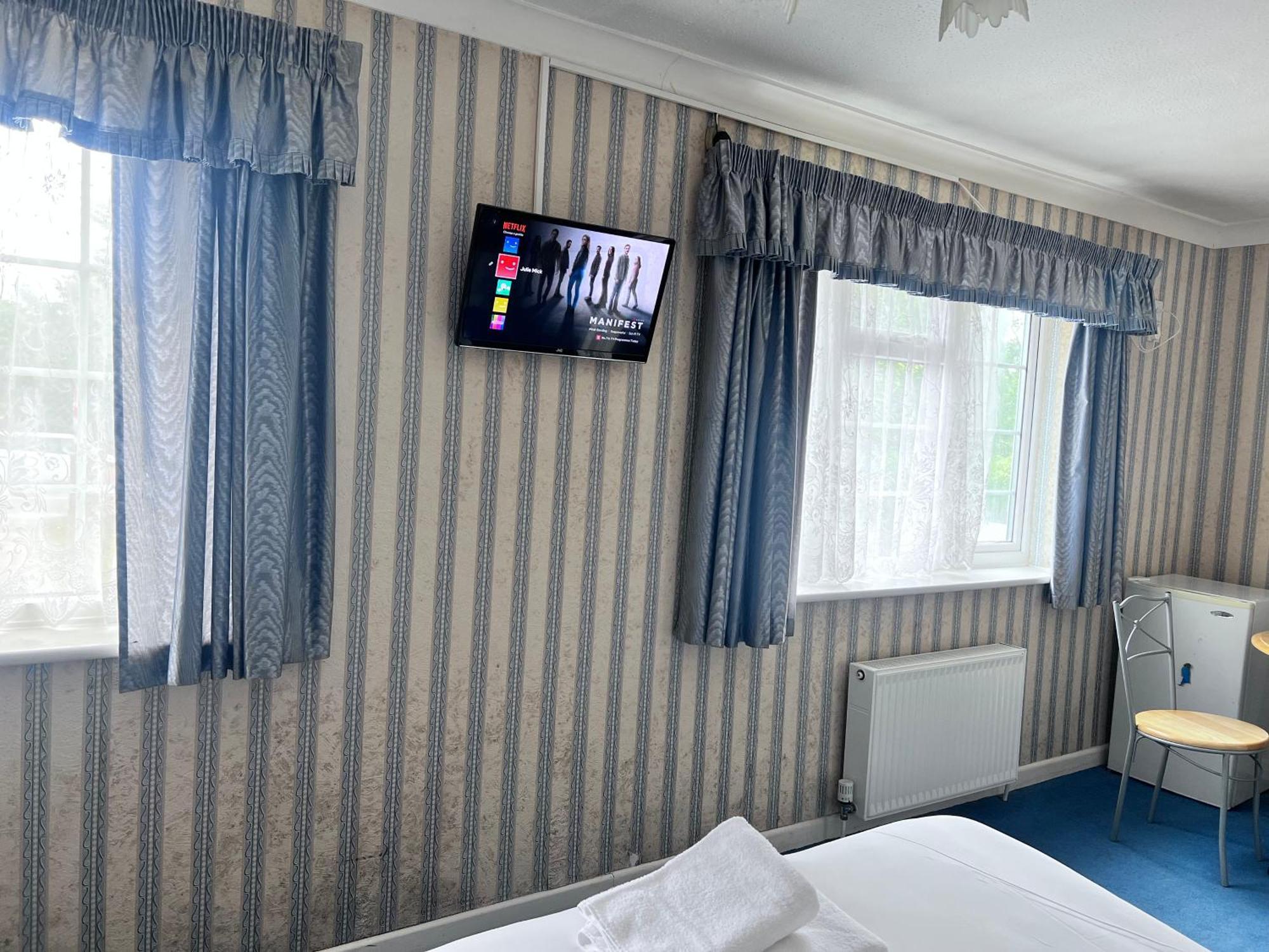 All Seasons Gatwick Guest House & Parking ฮอร์เลย์ ภายนอก รูปภาพ