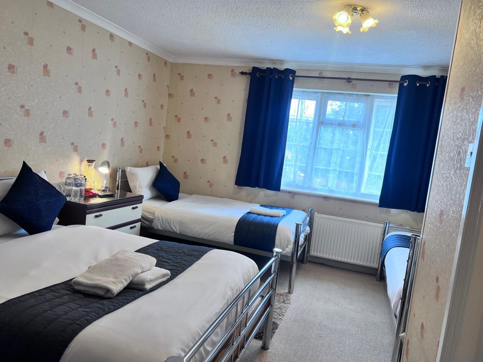 All Seasons Gatwick Guest House & Parking ฮอร์เลย์ ภายนอก รูปภาพ