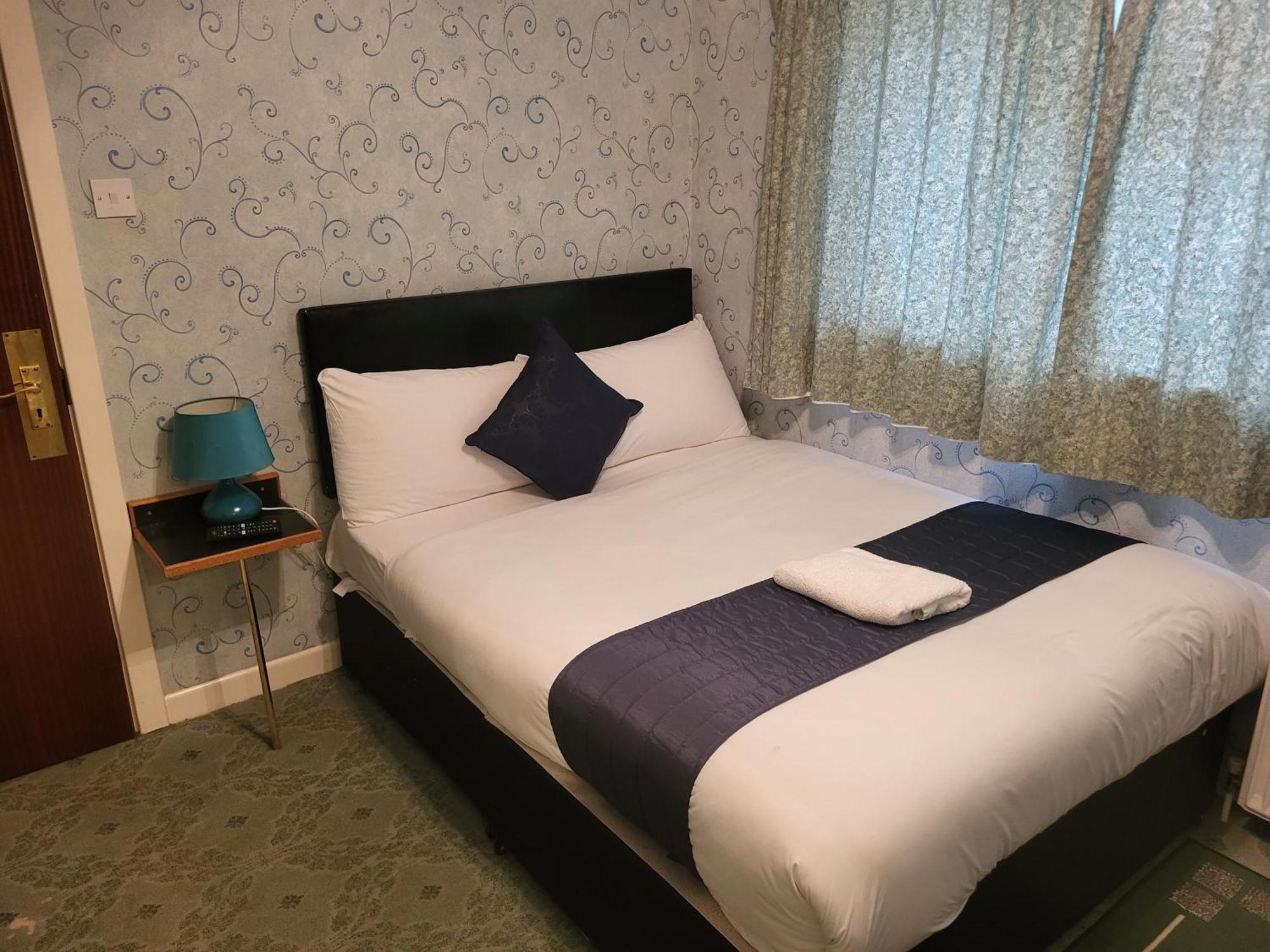 All Seasons Gatwick Guest House & Parking ฮอร์เลย์ ภายนอก รูปภาพ