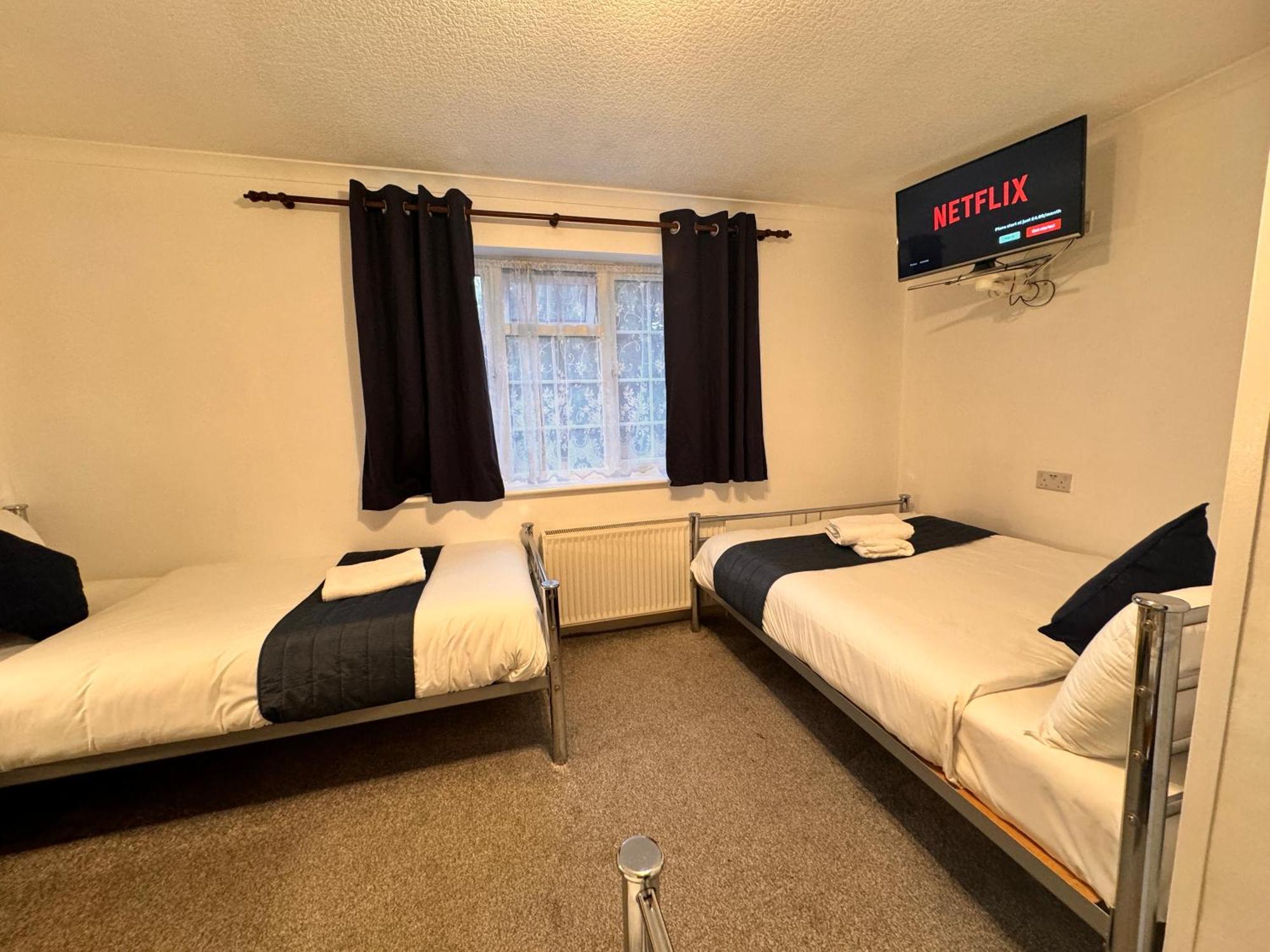 All Seasons Gatwick Guest House & Parking ฮอร์เลย์ ภายนอก รูปภาพ