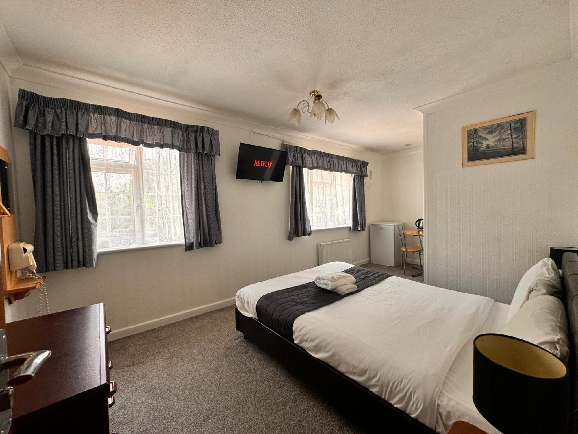 All Seasons Gatwick Guest House & Parking ฮอร์เลย์ ภายนอก รูปภาพ