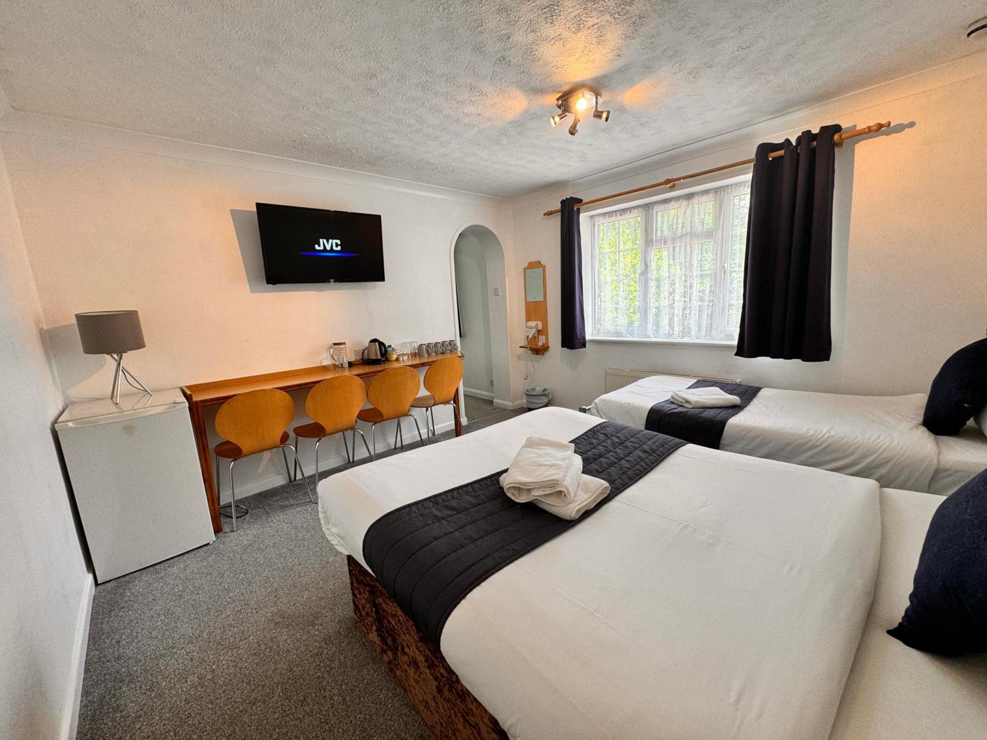 All Seasons Gatwick Guest House & Parking ฮอร์เลย์ ภายนอก รูปภาพ
