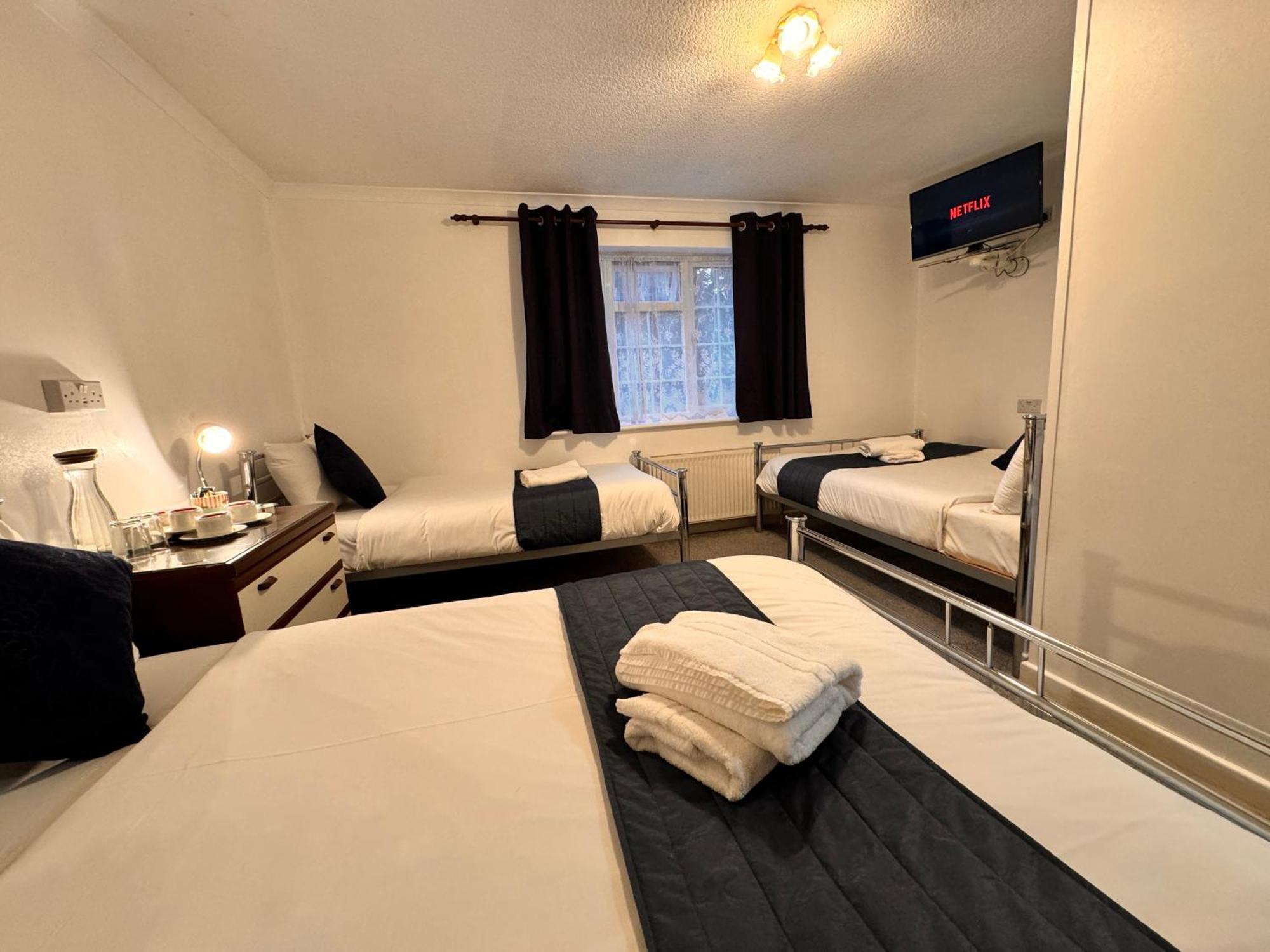 All Seasons Gatwick Guest House & Parking ฮอร์เลย์ ภายนอก รูปภาพ