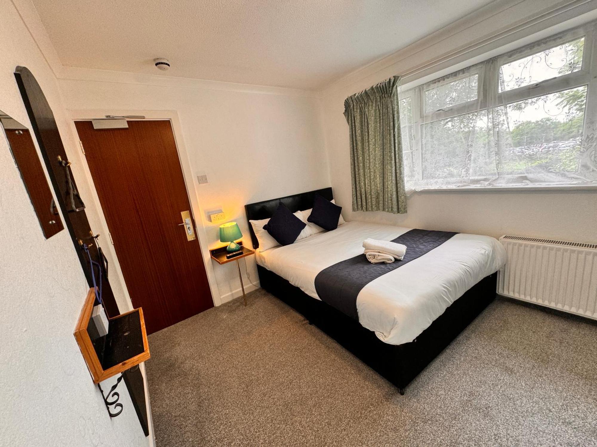 All Seasons Gatwick Guest House & Parking ฮอร์เลย์ ภายนอก รูปภาพ