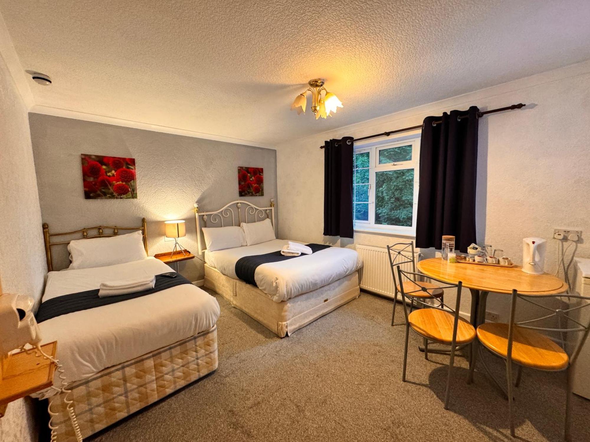 All Seasons Gatwick Guest House & Parking ฮอร์เลย์ ภายนอก รูปภาพ
