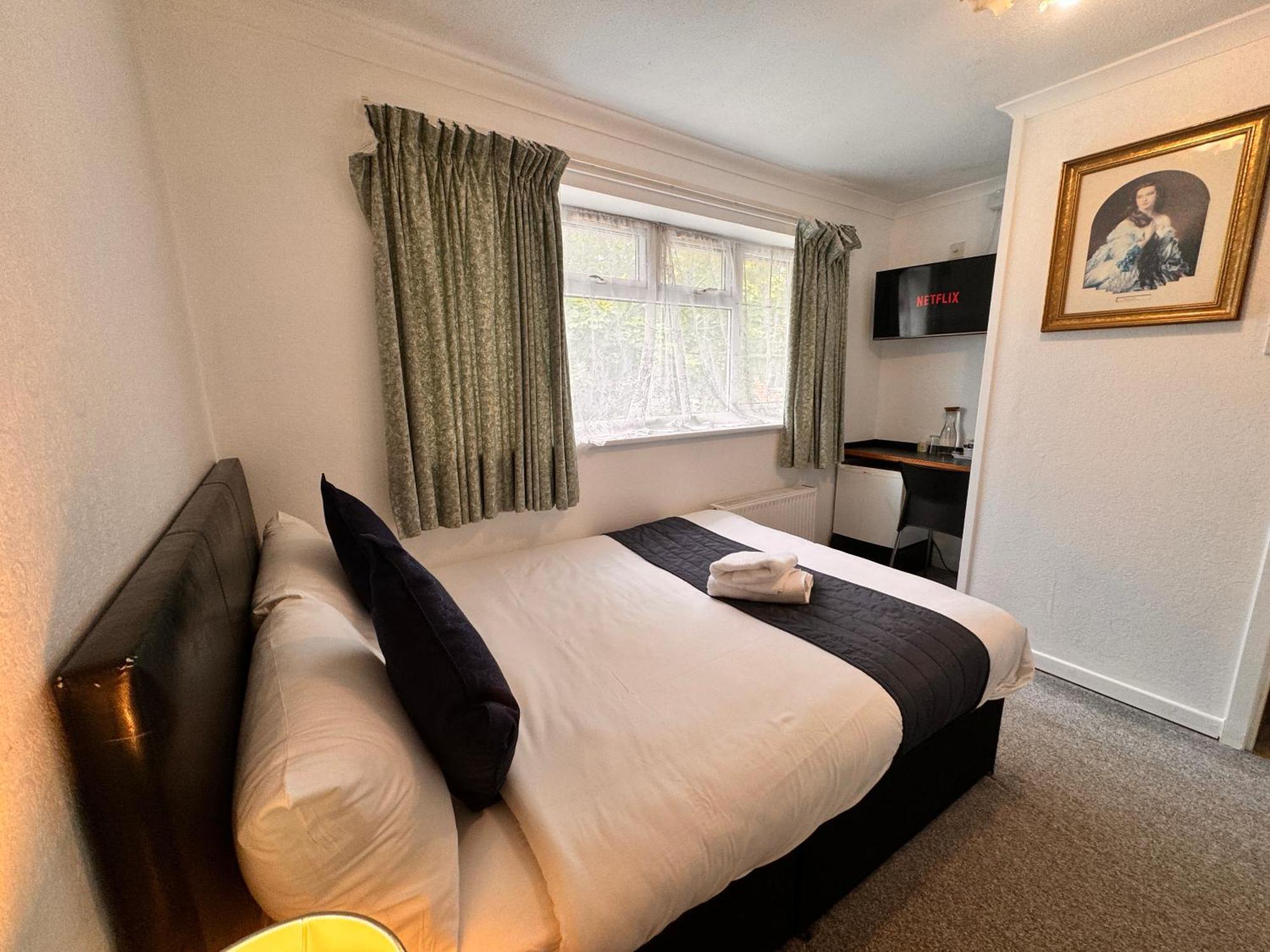 All Seasons Gatwick Guest House & Parking ฮอร์เลย์ ภายนอก รูปภาพ
