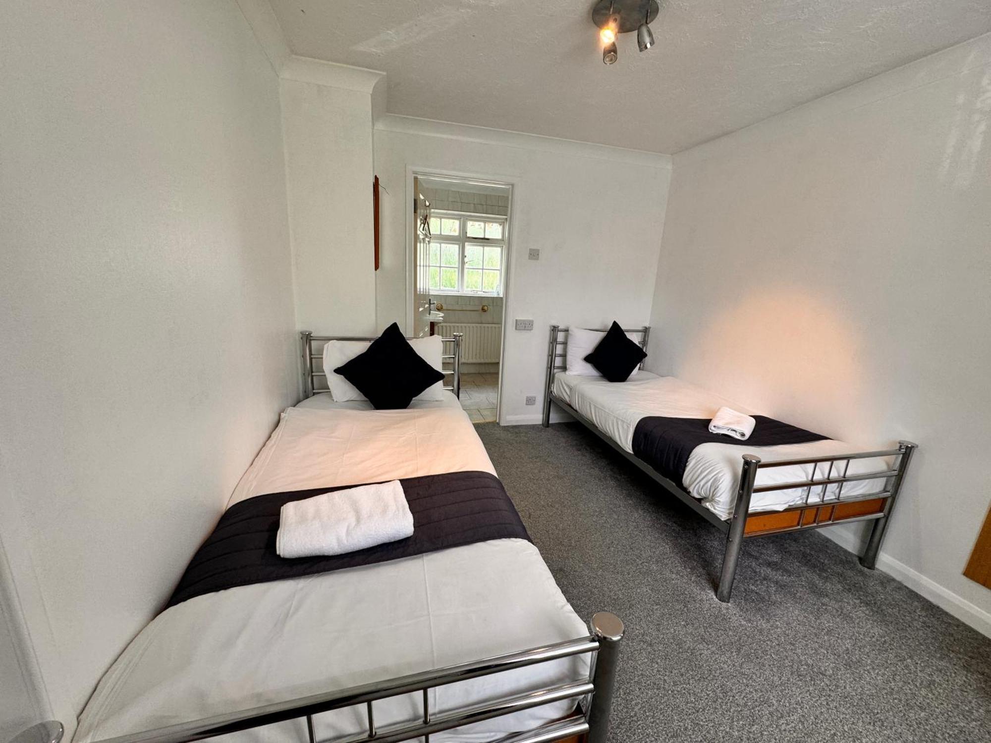 All Seasons Gatwick Guest House & Parking ฮอร์เลย์ ภายนอก รูปภาพ