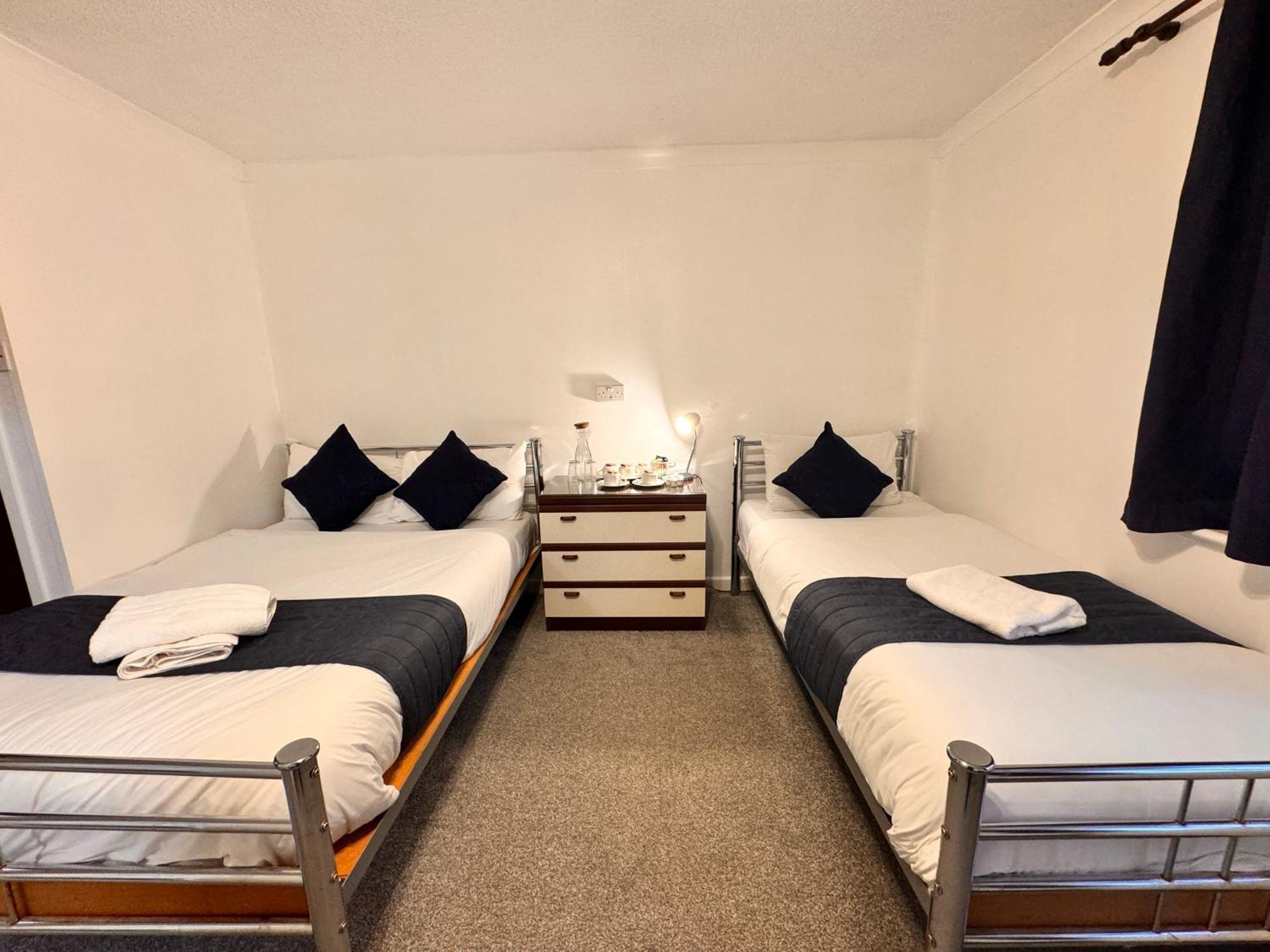 All Seasons Gatwick Guest House & Parking ฮอร์เลย์ ภายนอก รูปภาพ