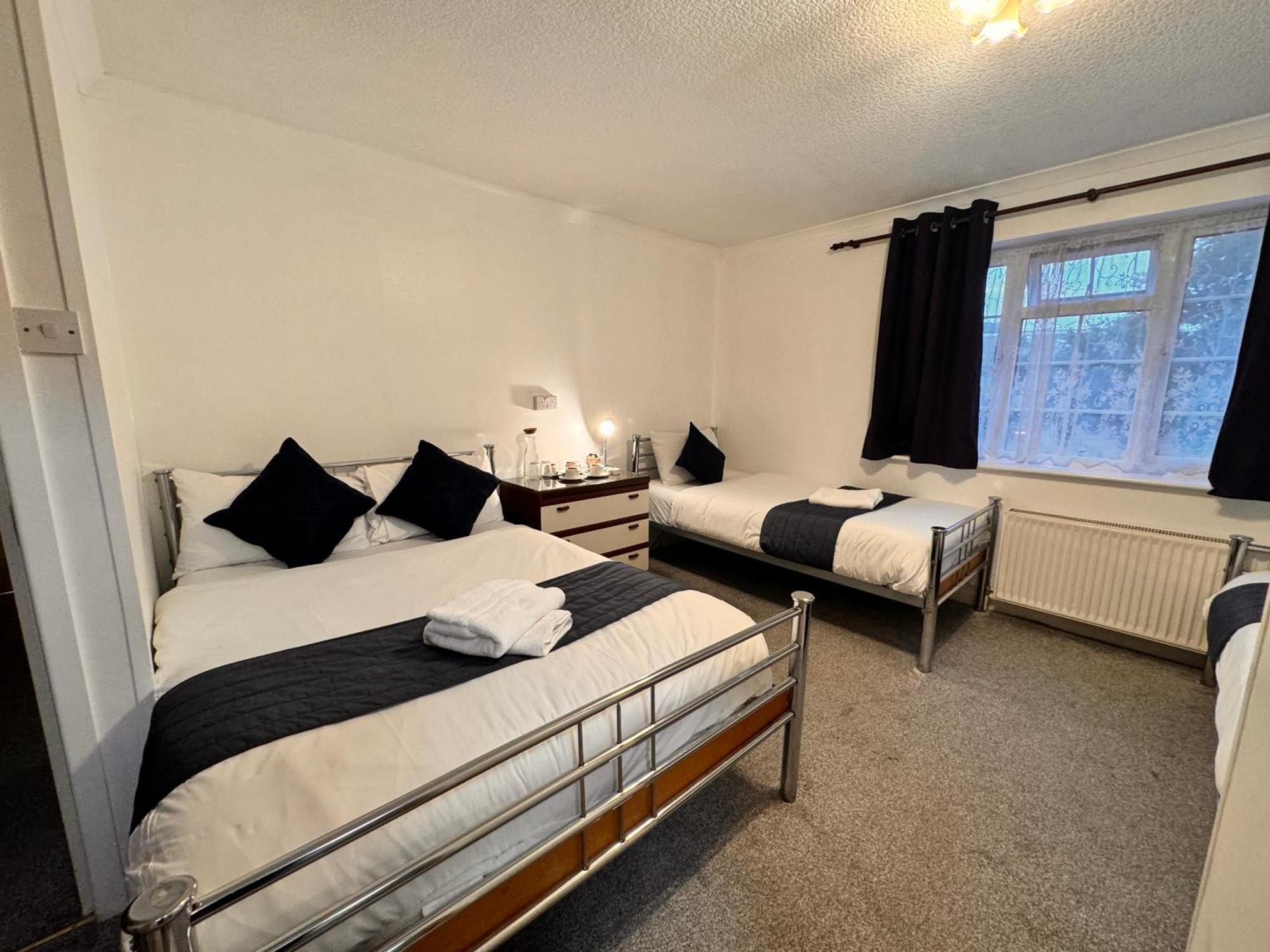 All Seasons Gatwick Guest House & Parking ฮอร์เลย์ ภายนอก รูปภาพ
