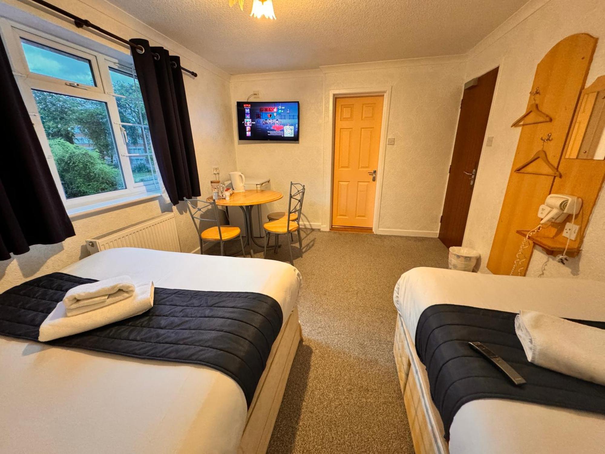 All Seasons Gatwick Guest House & Parking ฮอร์เลย์ ภายนอก รูปภาพ