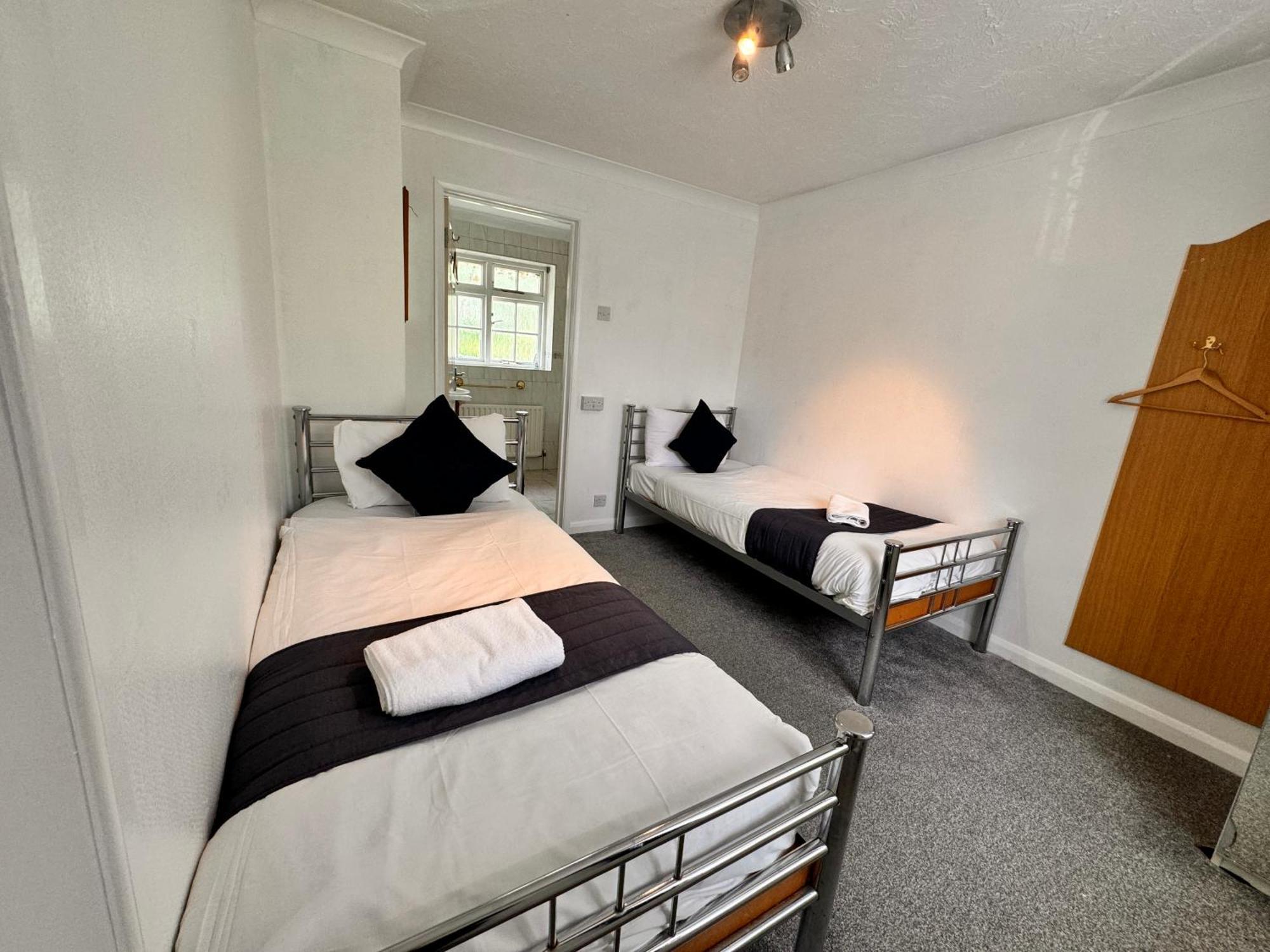 All Seasons Gatwick Guest House & Parking ฮอร์เลย์ ภายนอก รูปภาพ