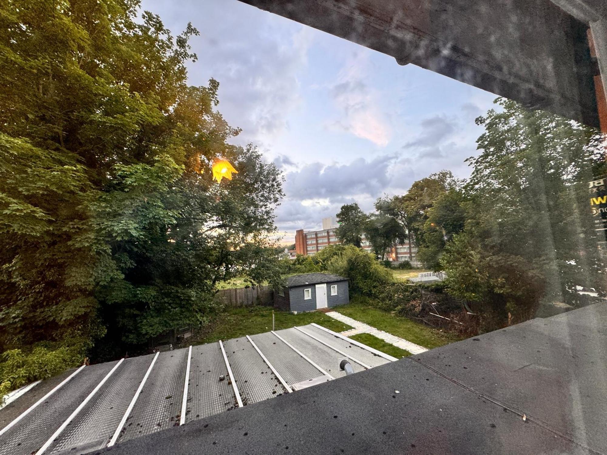 All Seasons Gatwick Guest House & Parking ฮอร์เลย์ ภายนอก รูปภาพ