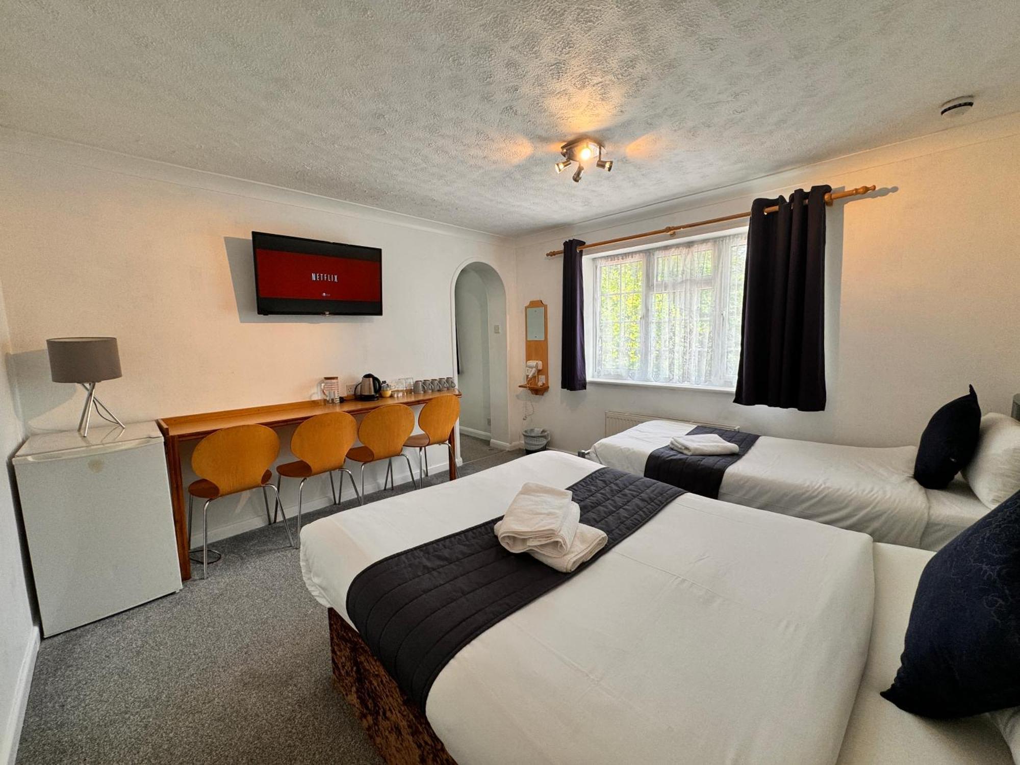 All Seasons Gatwick Guest House & Parking ฮอร์เลย์ ภายนอก รูปภาพ
