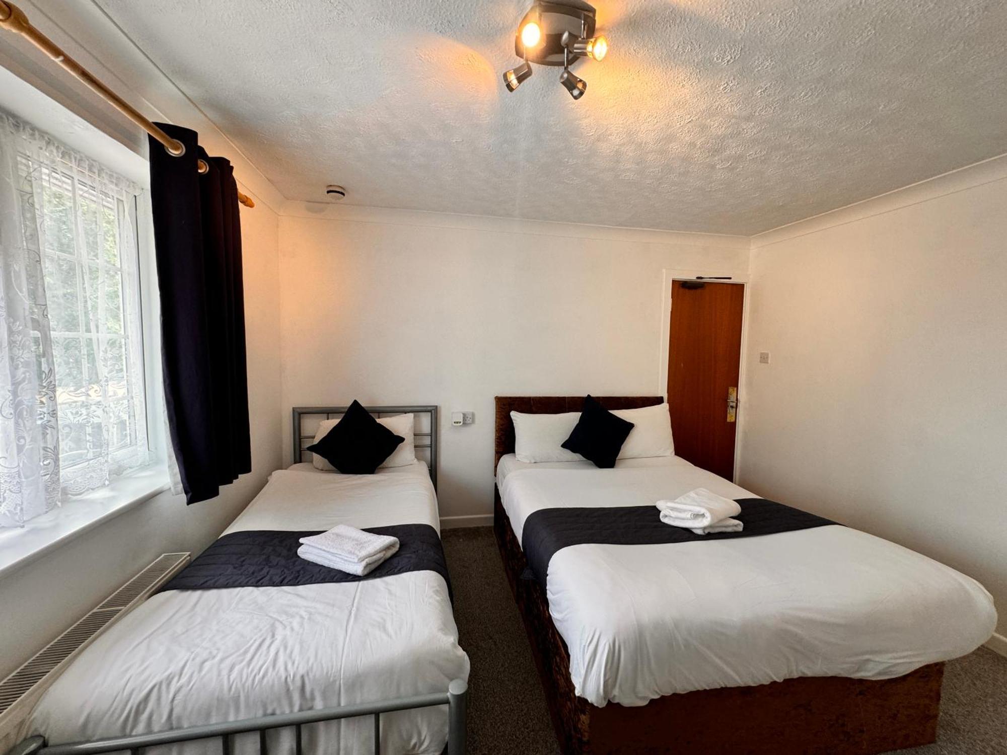 All Seasons Gatwick Guest House & Parking ฮอร์เลย์ ภายนอก รูปภาพ