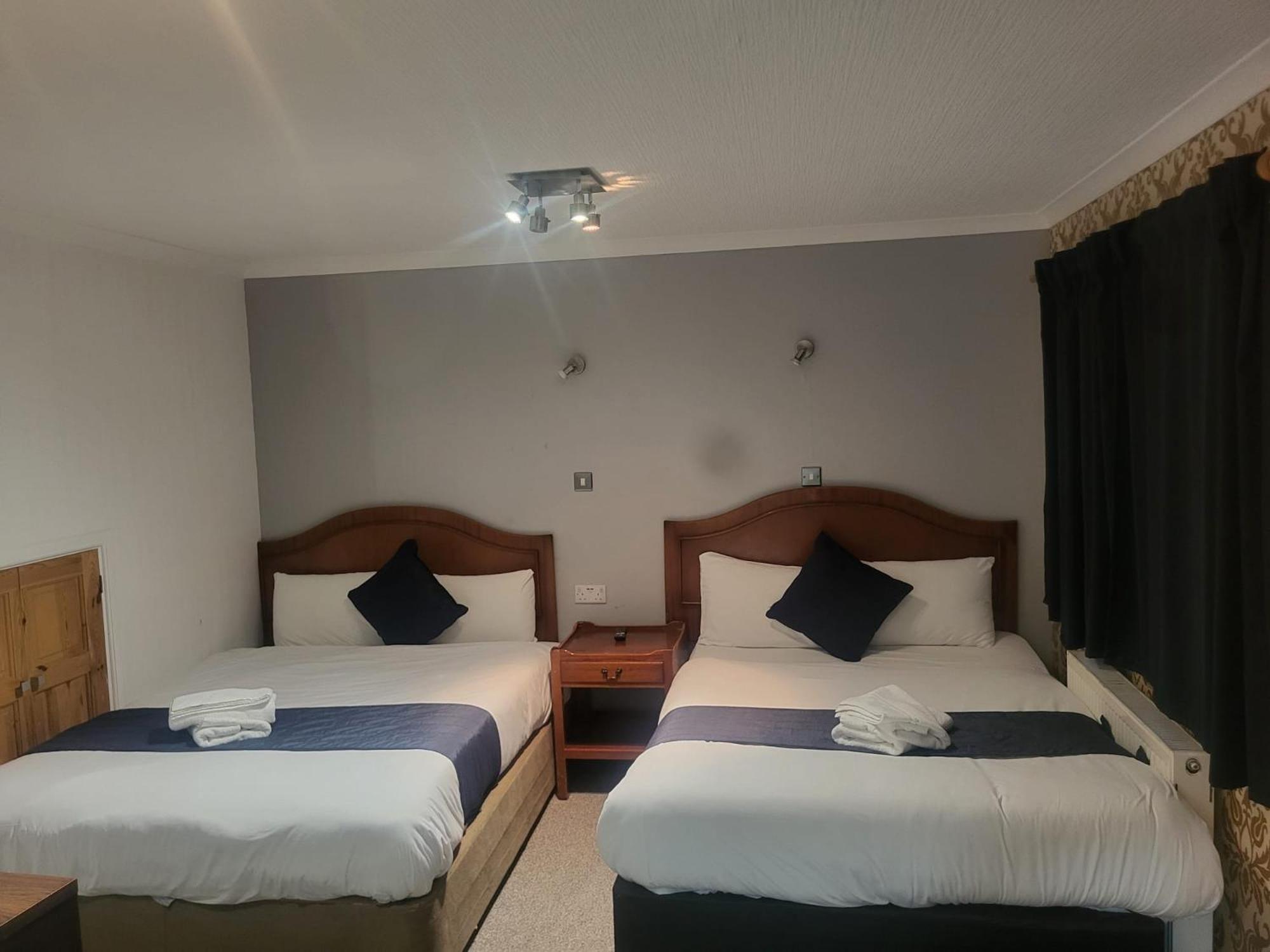All Seasons Gatwick Guest House & Parking ฮอร์เลย์ ภายนอก รูปภาพ