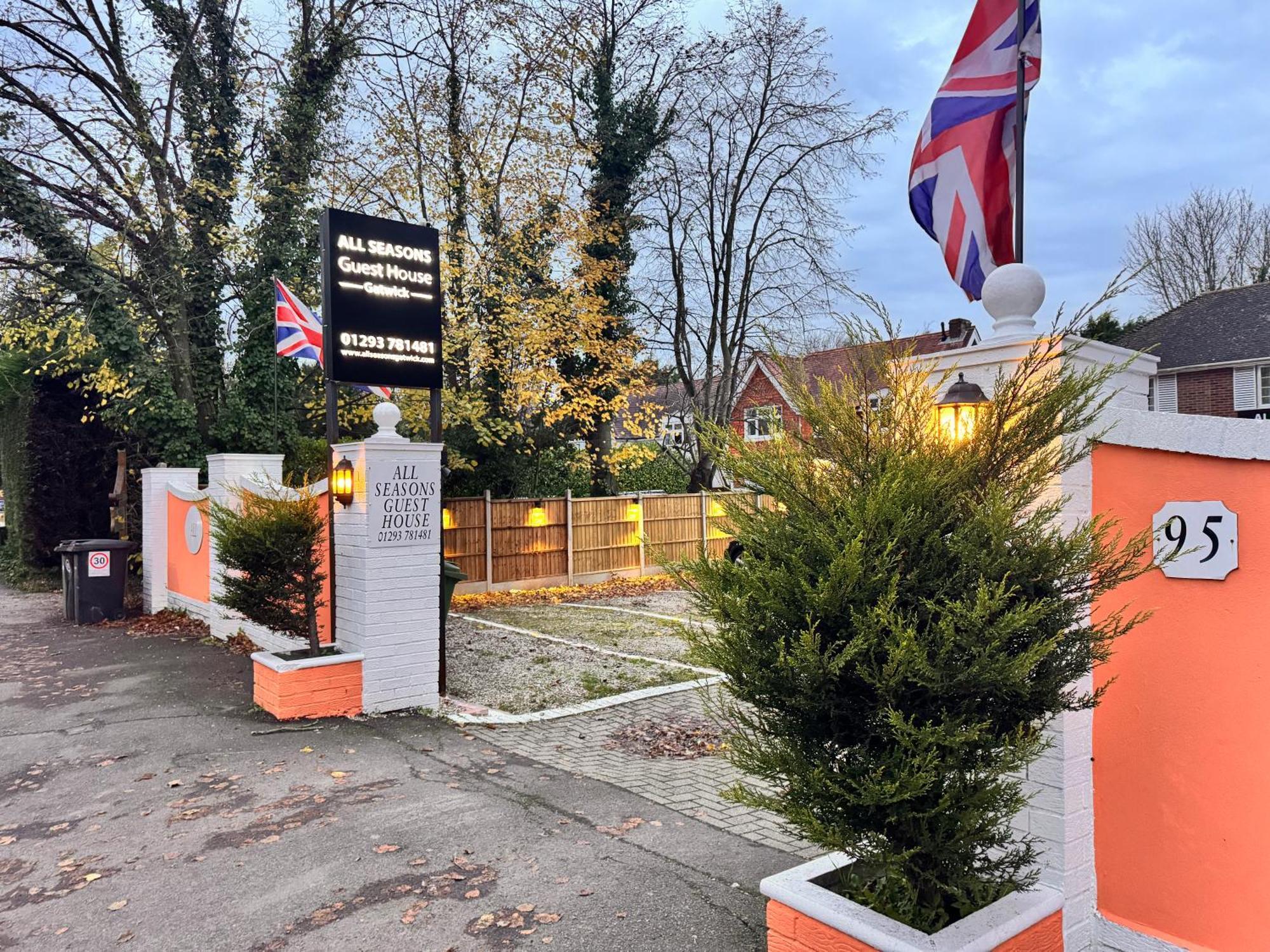 All Seasons Gatwick Guest House & Parking ฮอร์เลย์ ภายนอก รูปภาพ