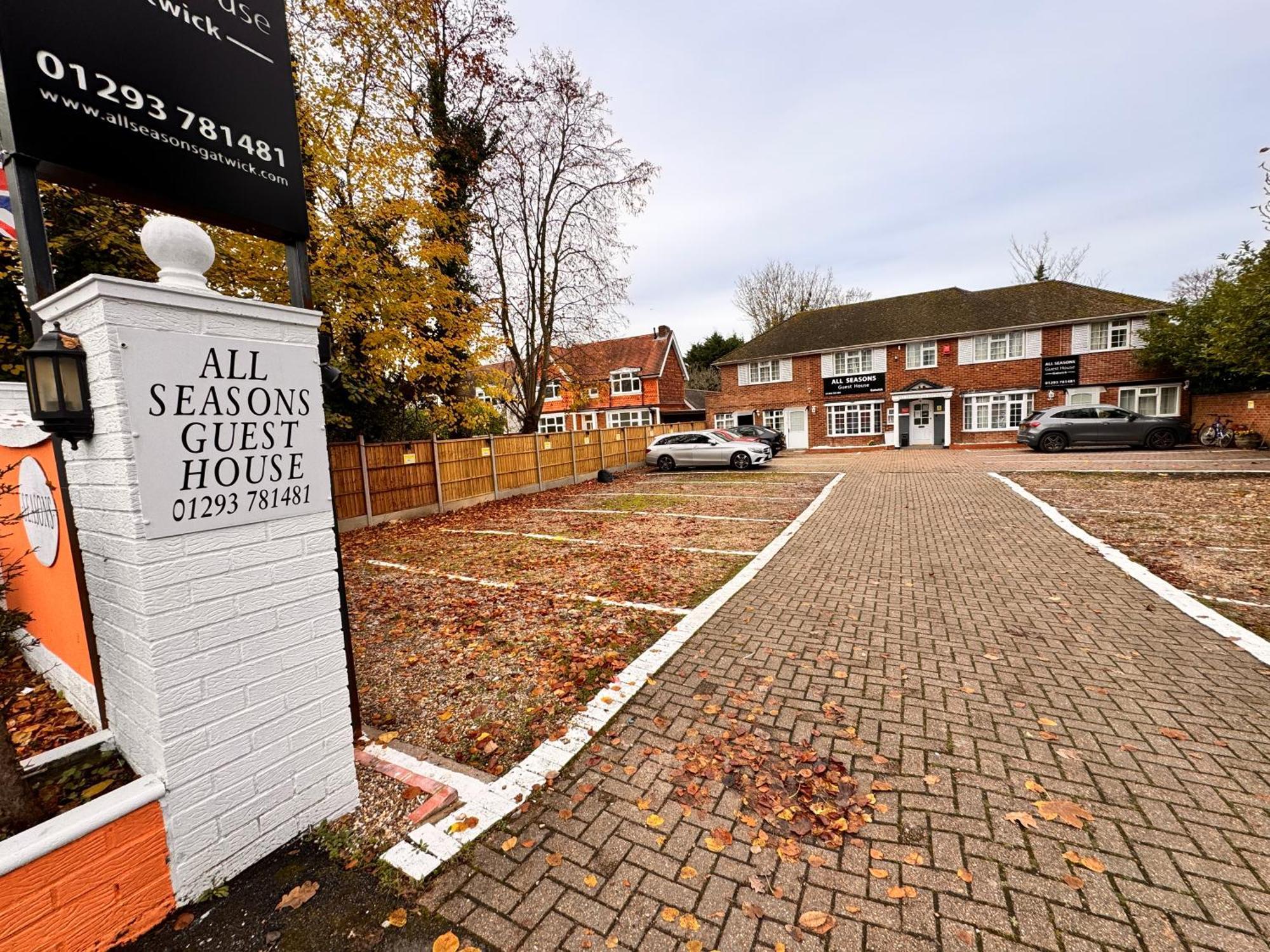 All Seasons Gatwick Guest House & Parking ฮอร์เลย์ ภายนอก รูปภาพ