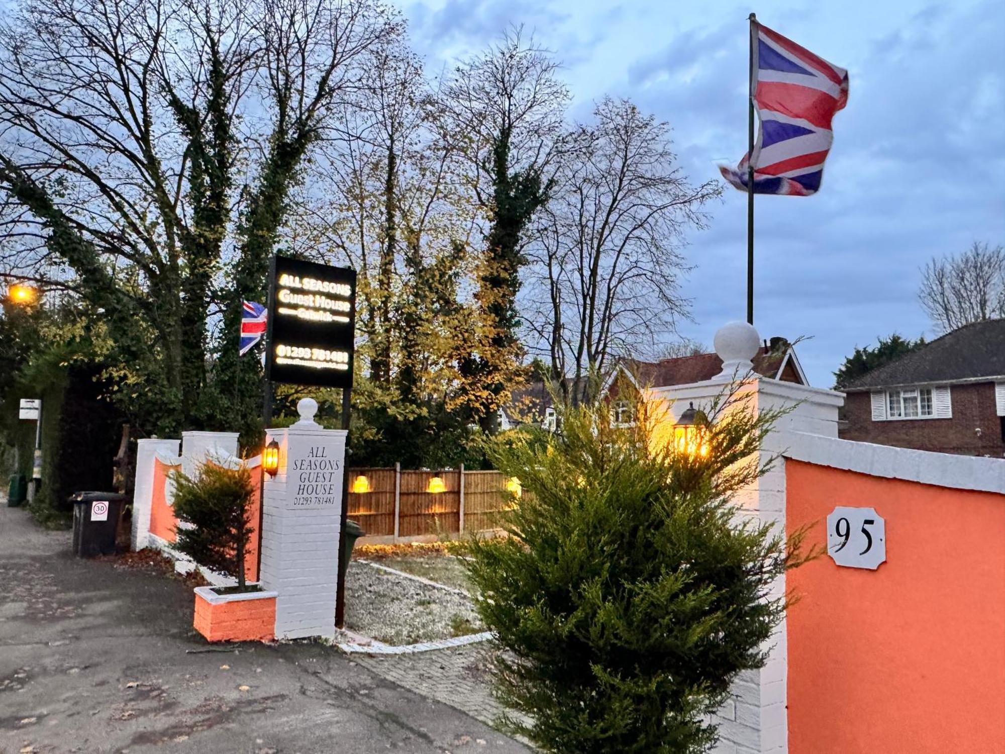 All Seasons Gatwick Guest House & Parking ฮอร์เลย์ ภายนอก รูปภาพ
