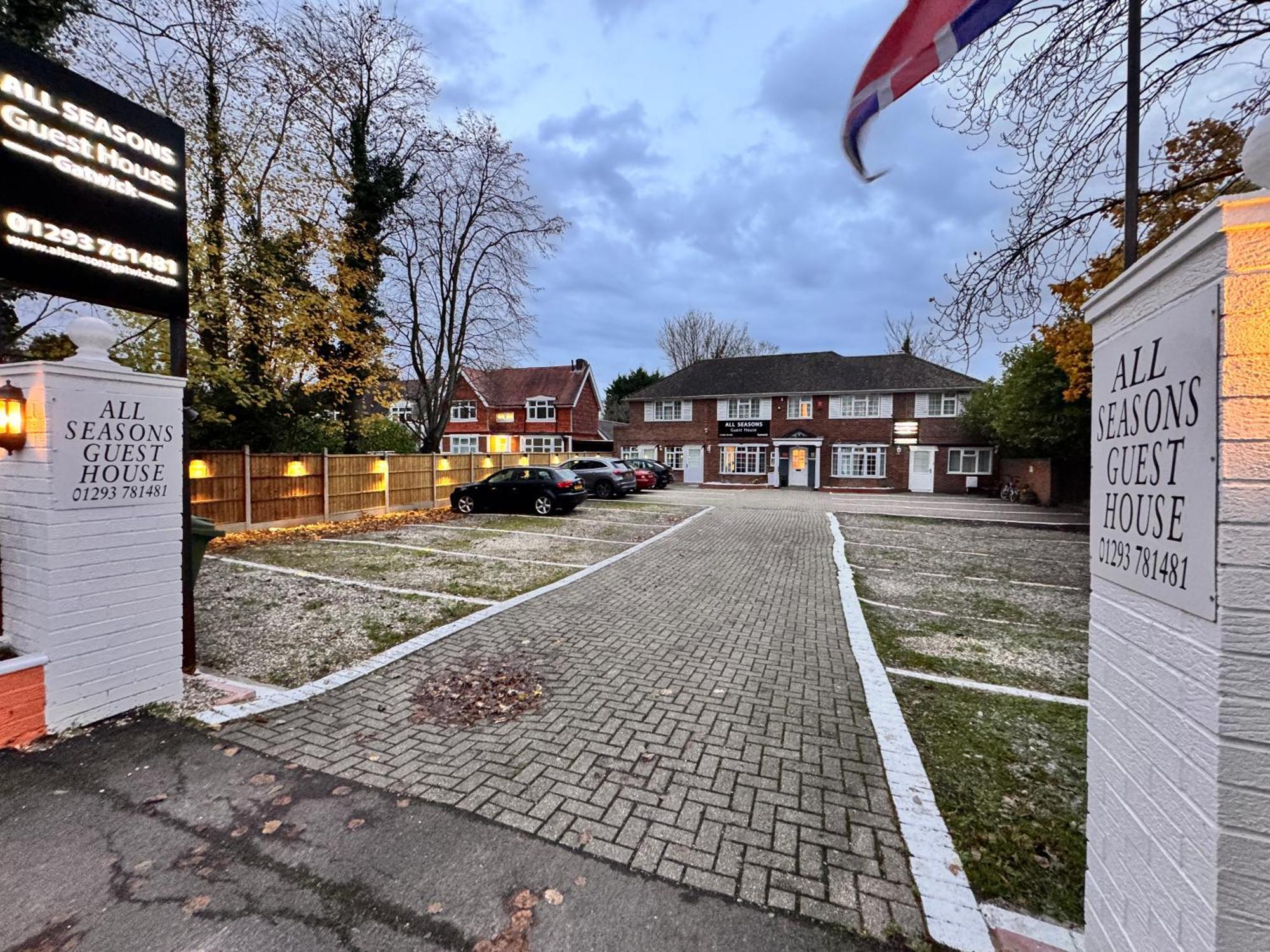 All Seasons Gatwick Guest House & Parking ฮอร์เลย์ ภายนอก รูปภาพ