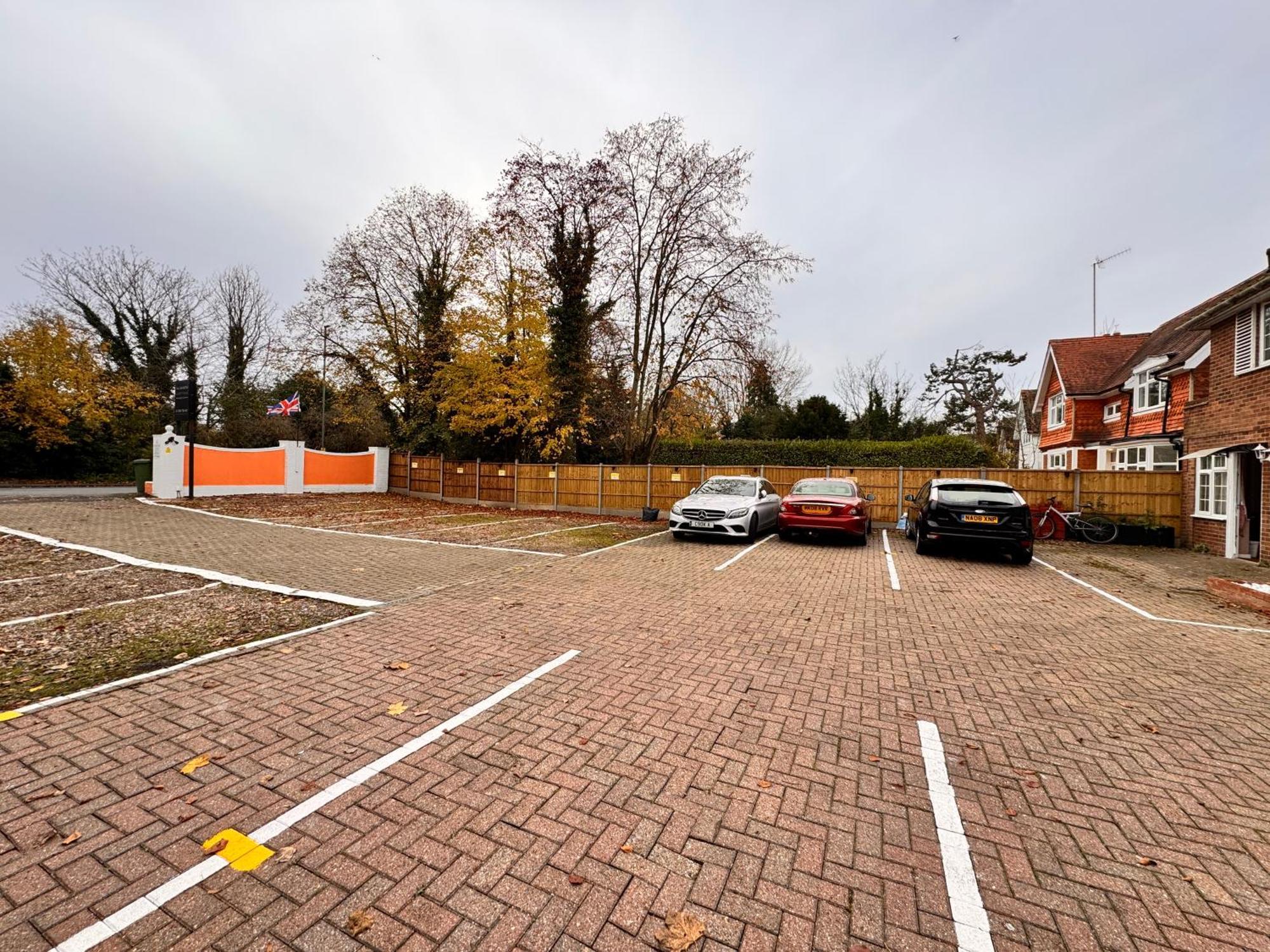 All Seasons Gatwick Guest House & Parking ฮอร์เลย์ ภายนอก รูปภาพ